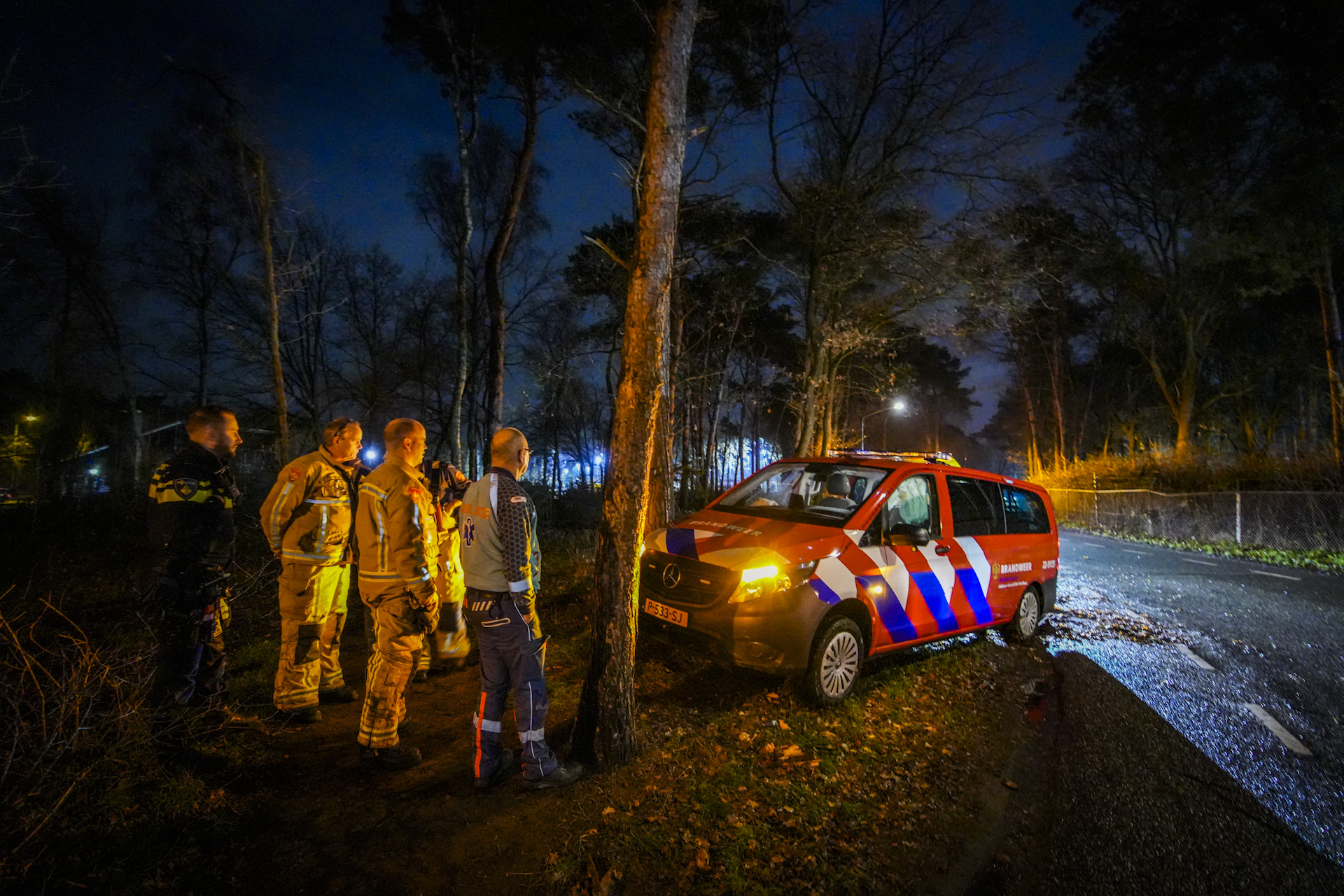 Brandweer onderweg naar spoedmelding botst tegen boom