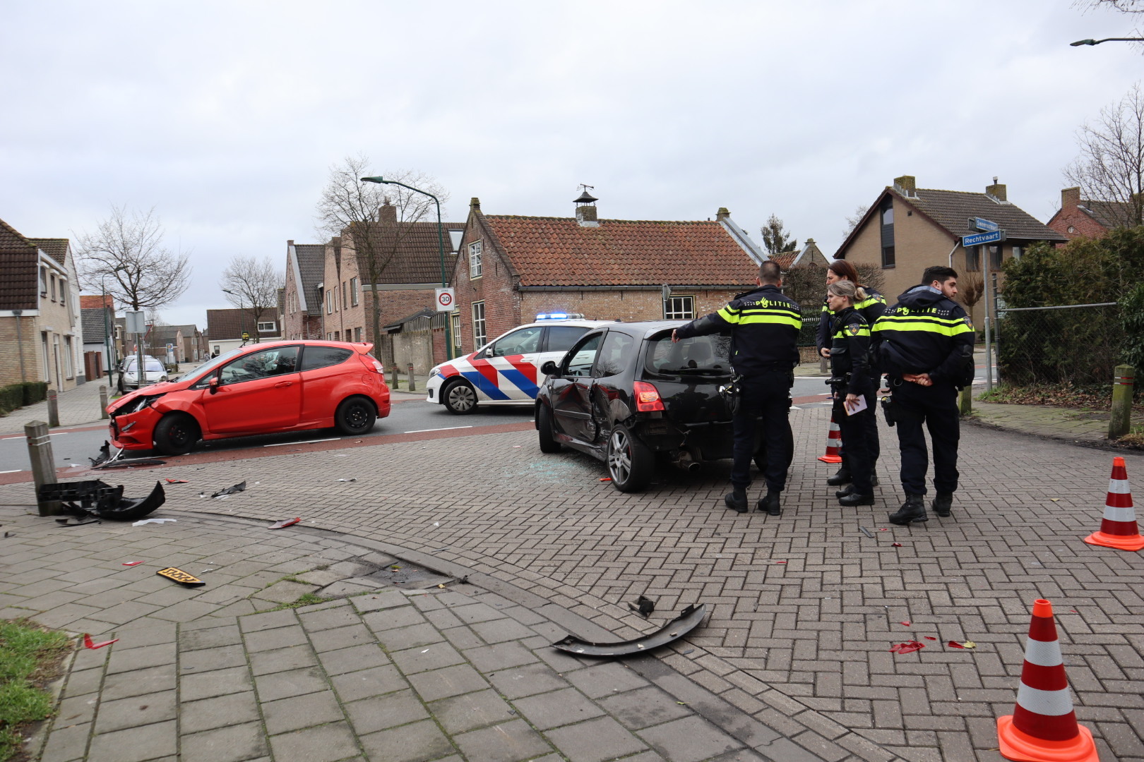 Eigenaar achtervolgt zijn gestolen auto en komt in botsing met verdachte