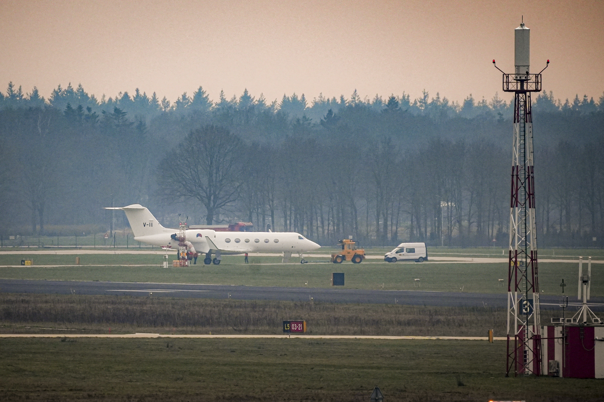 Vliegtuig van defensie maakt voorzorgslanding op Vliegbasis Eindhoven
