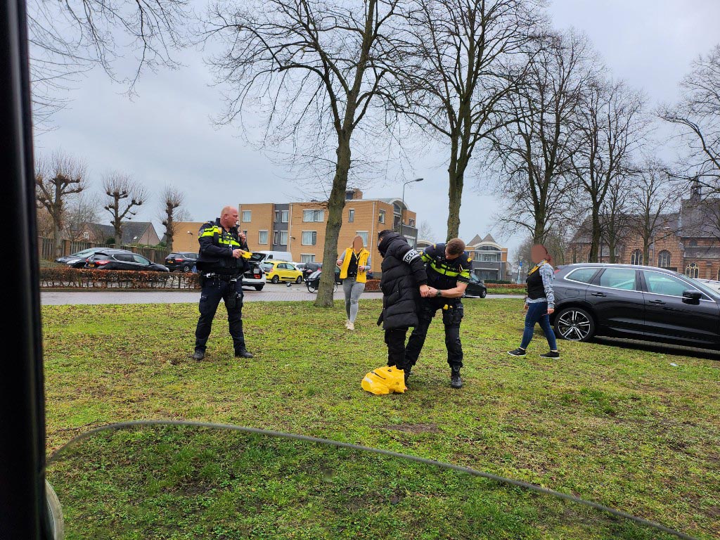 Winkeldief wordt achtervolgd door winkelpersoneel, verdachte aangehouden