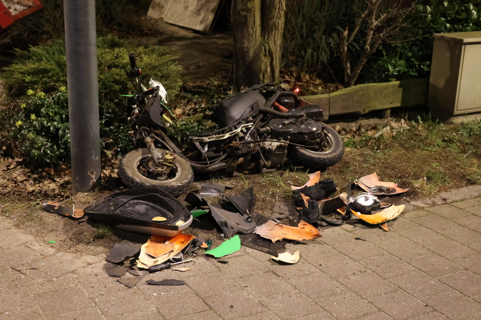 Scooterrijder ziet auto over het hoofd en klapt tegen zijkant