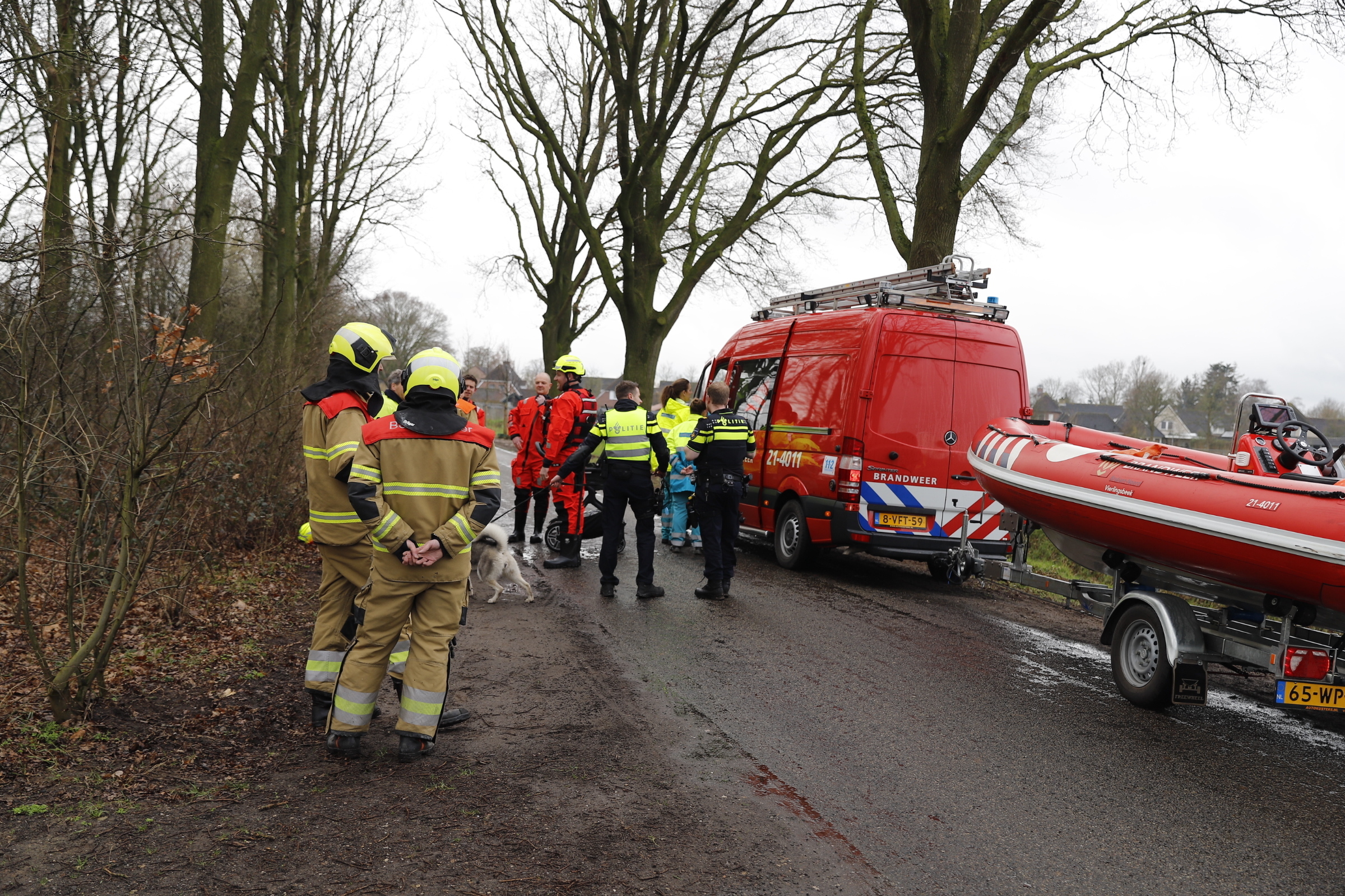 Hond sleurt buggy met baby het water in