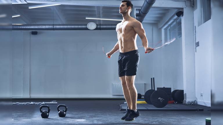 Woedende touwtjesspringer opgepakt in sportschool na bedreigen medewerker