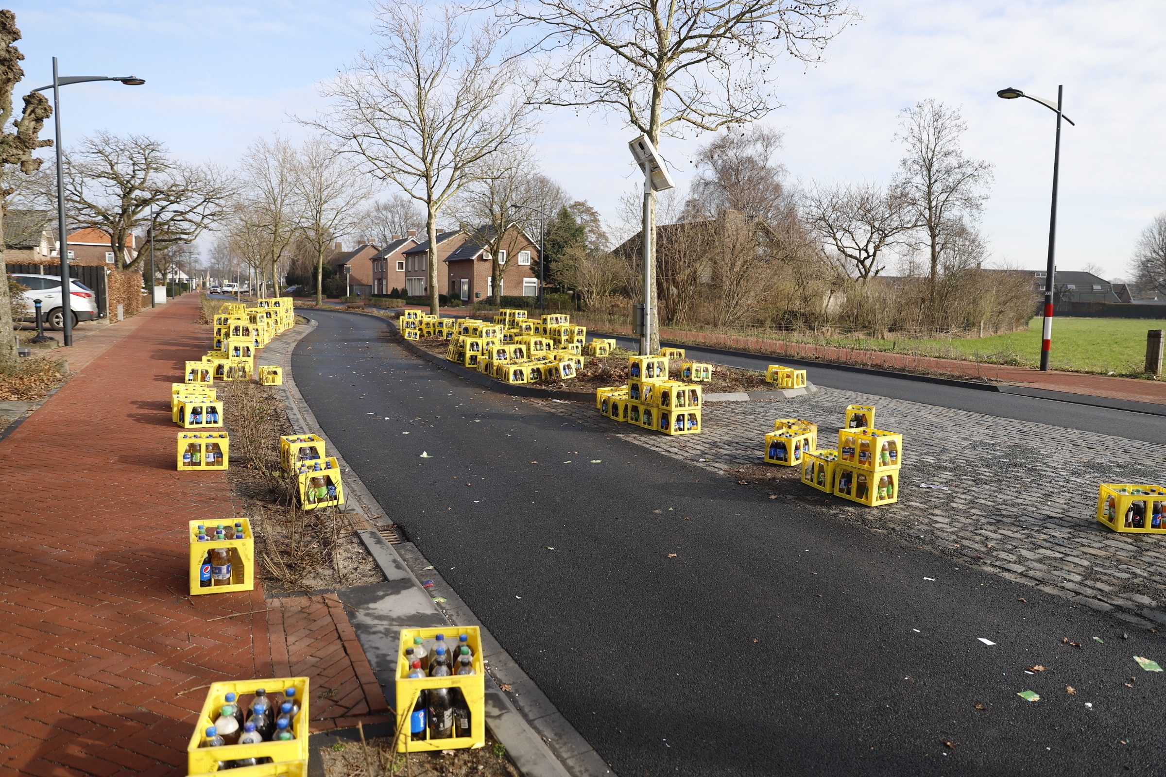 Vrachtwagen verliest lading frisdrank, weg tijdelijk afgesloten
