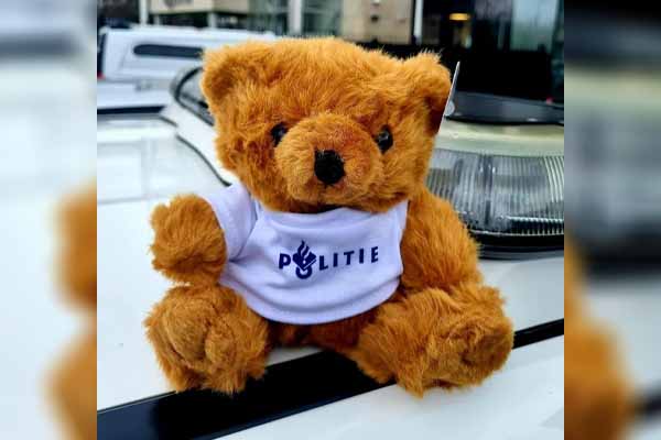 Moeder rent met kind langs snelweg na ongeluk