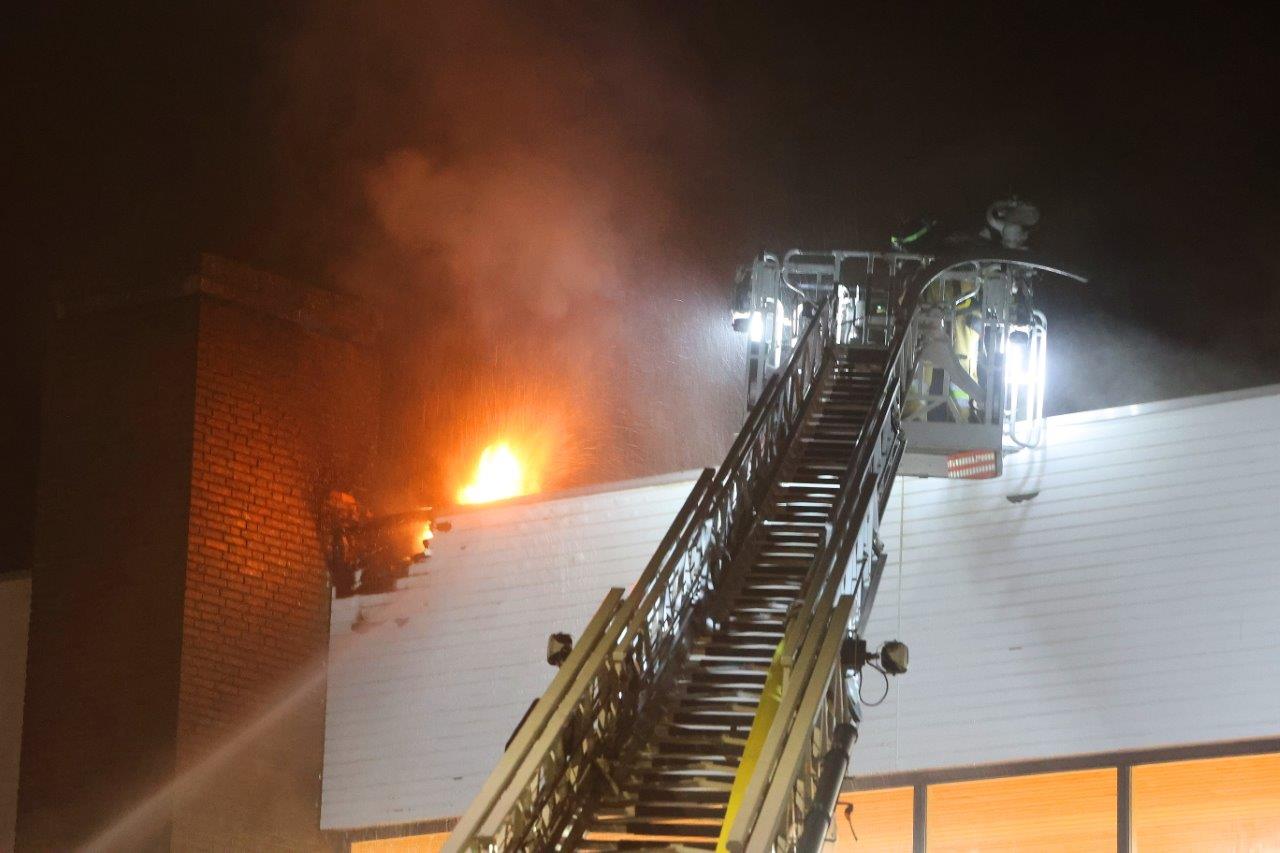 Uitslaande brand bij sporthal, jeugdteam handbal naar buiten