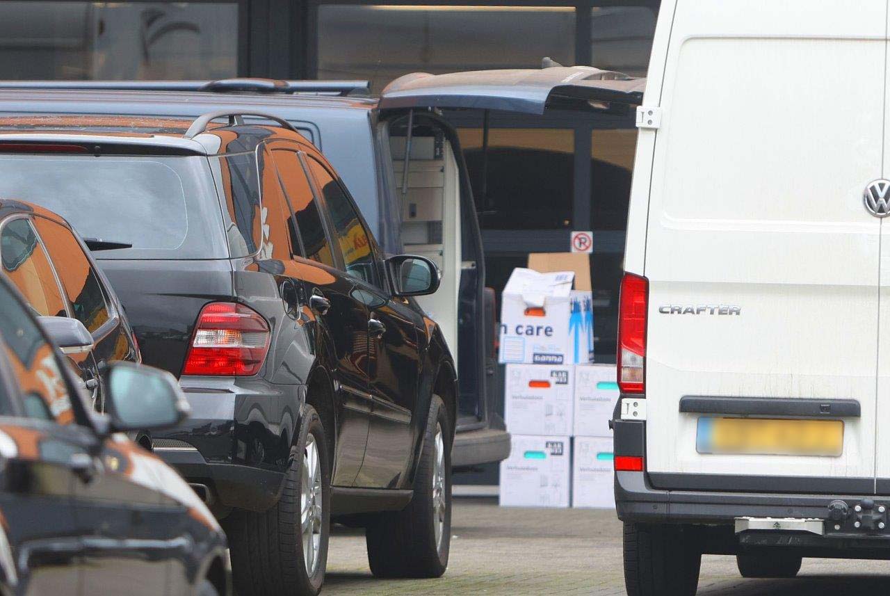 Politie neemt dozen in beslag na inval autobedrijf in Berlicum