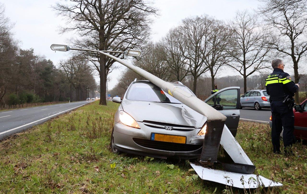 Man onder invloed rijdt lichtmast uit de grond