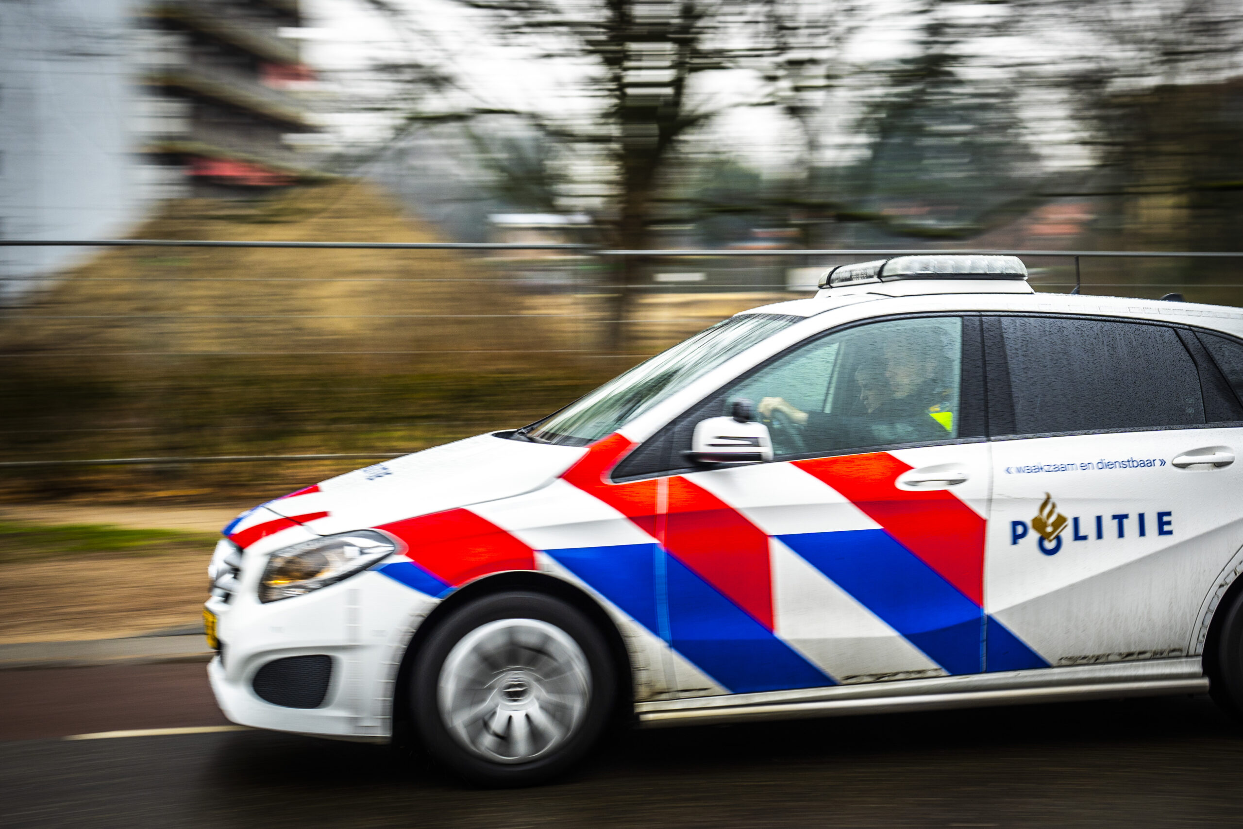 Man neemt de benen nadat hij auto tegen muur ramt