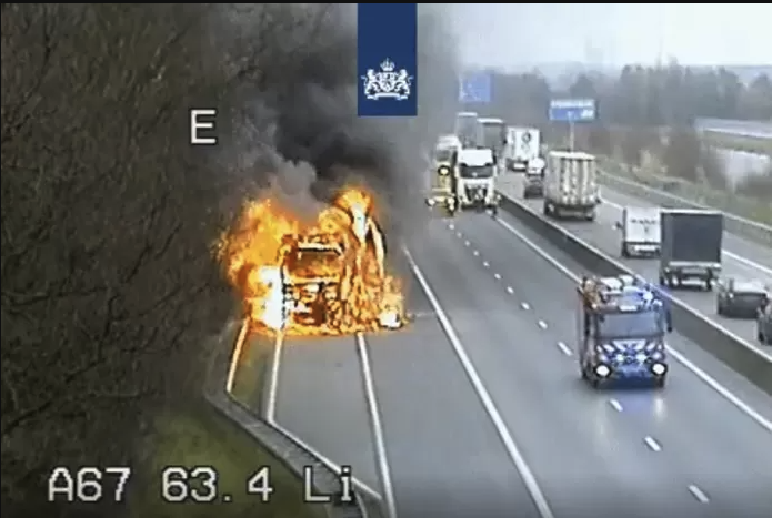 UPDATE: A67 richting Eindhoven dicht, vrachtwagen met kaas in brand