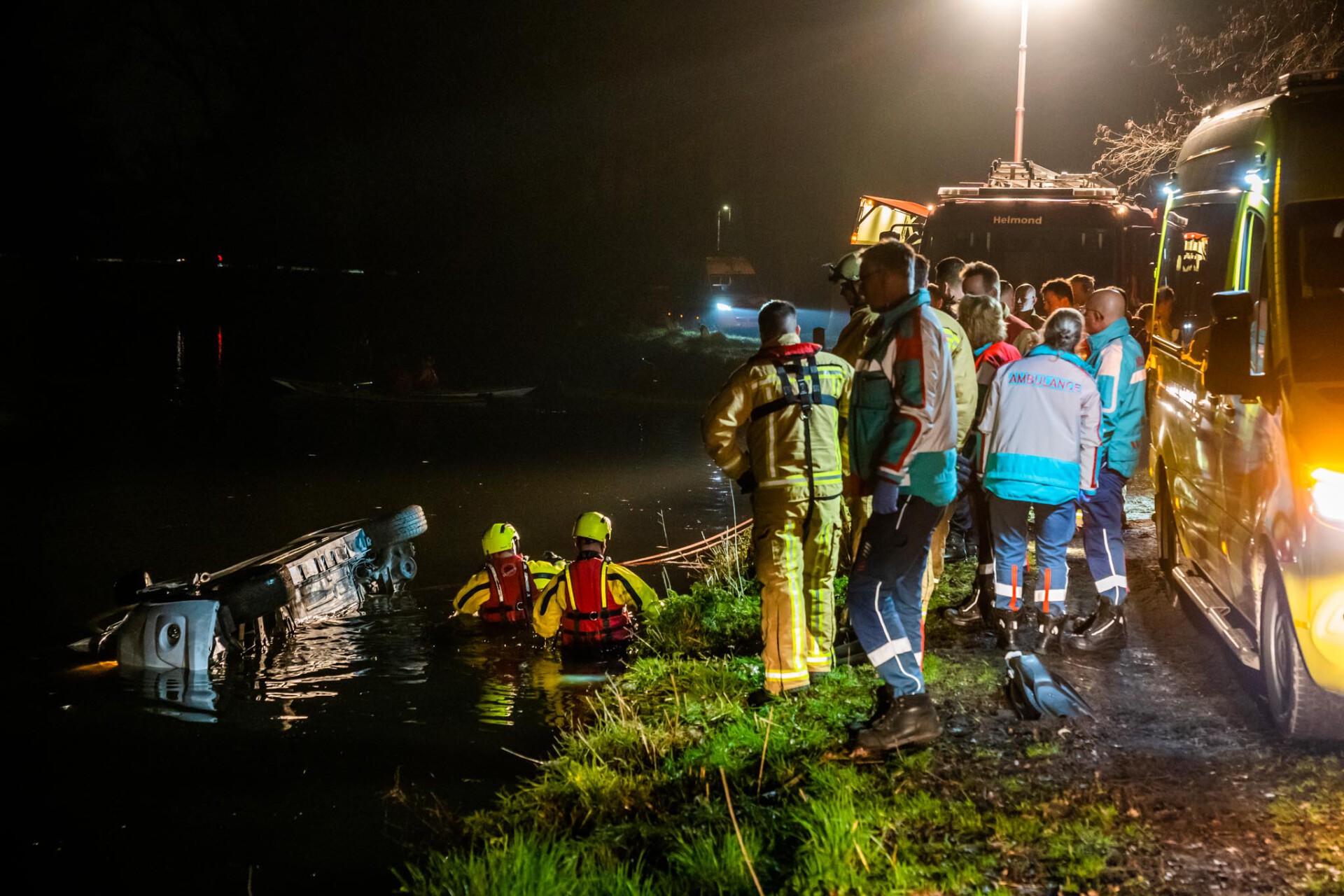 Gestolen auto te water, mogelijk na carjacking