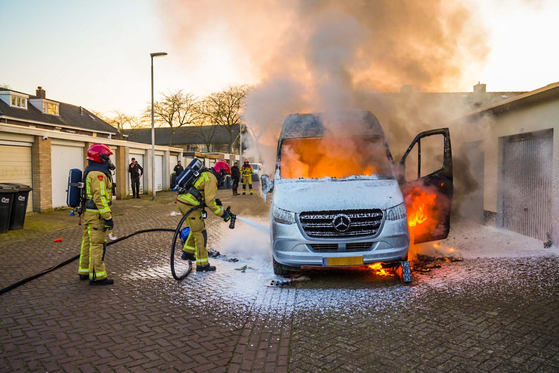 Bestelbus verwoest door brand