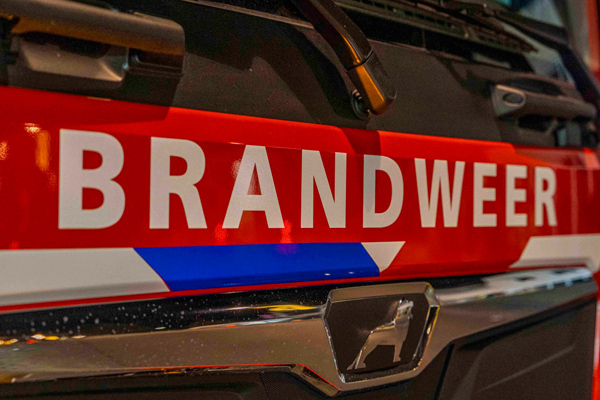 Auto vliegt in brand op de A50, snelweg helemaal dicht