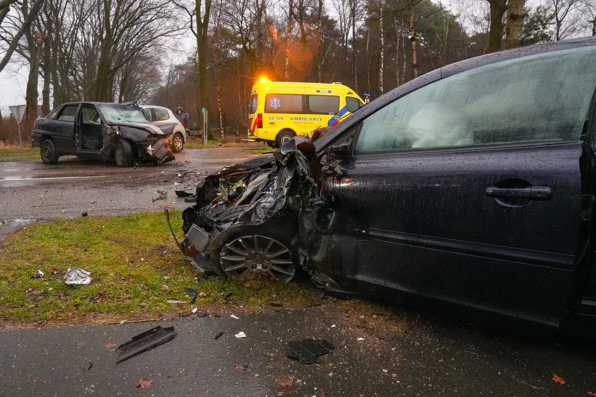 Brandweer Moet Inzittende Uit Auto Halen Bij Ernstig Ongeval - 112Brabant