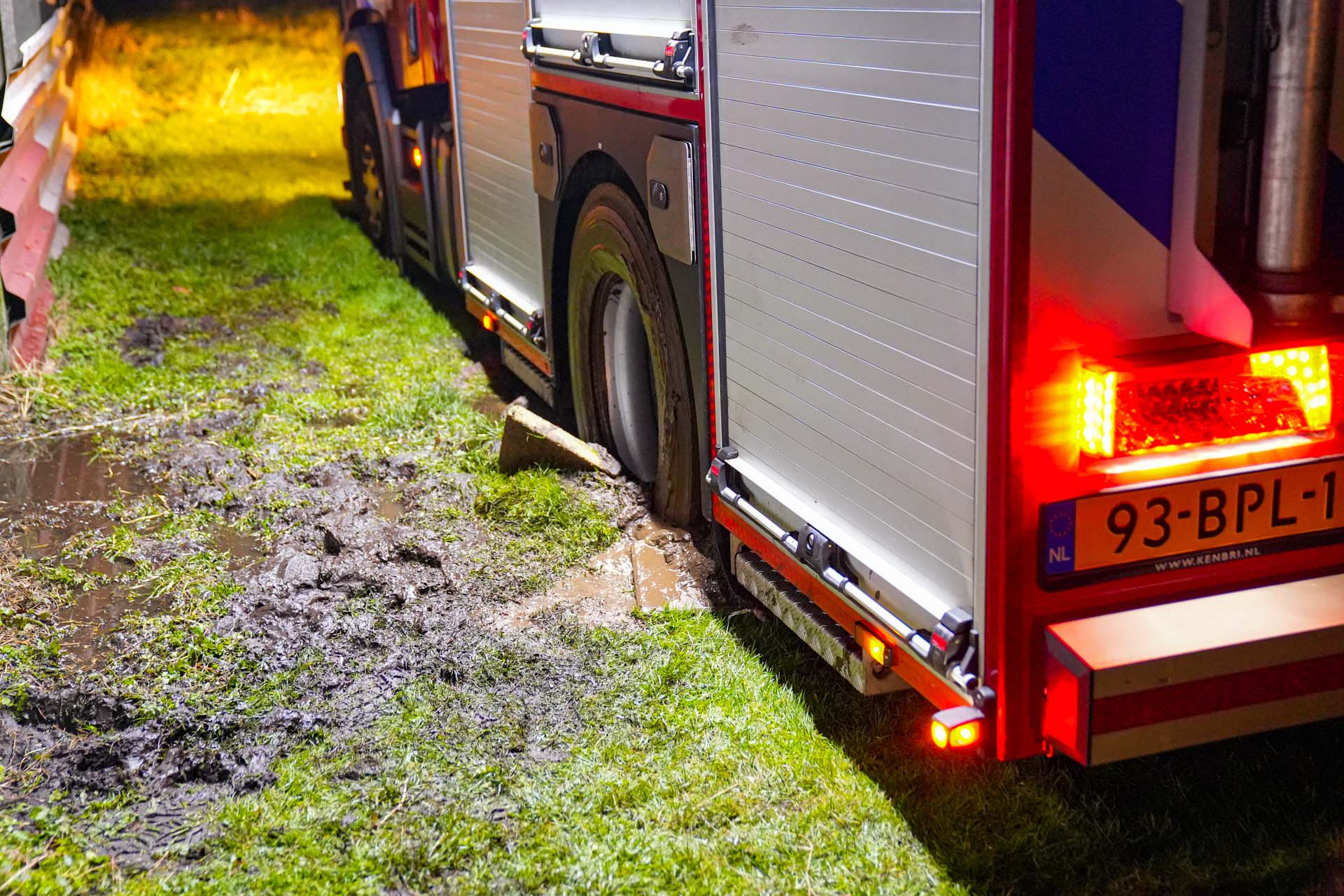 Brandweerwagens komen vast te zitten na blusactie