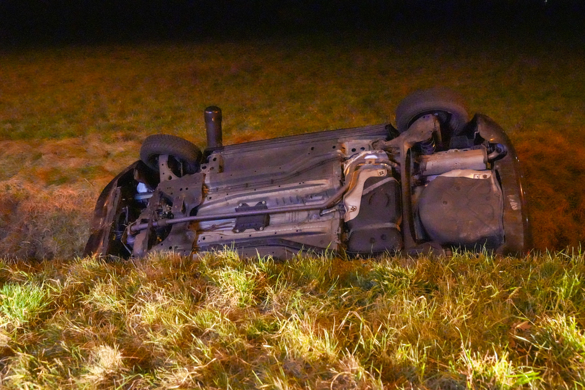 Carnavalsvierder belandt met auto over de kop in sloot