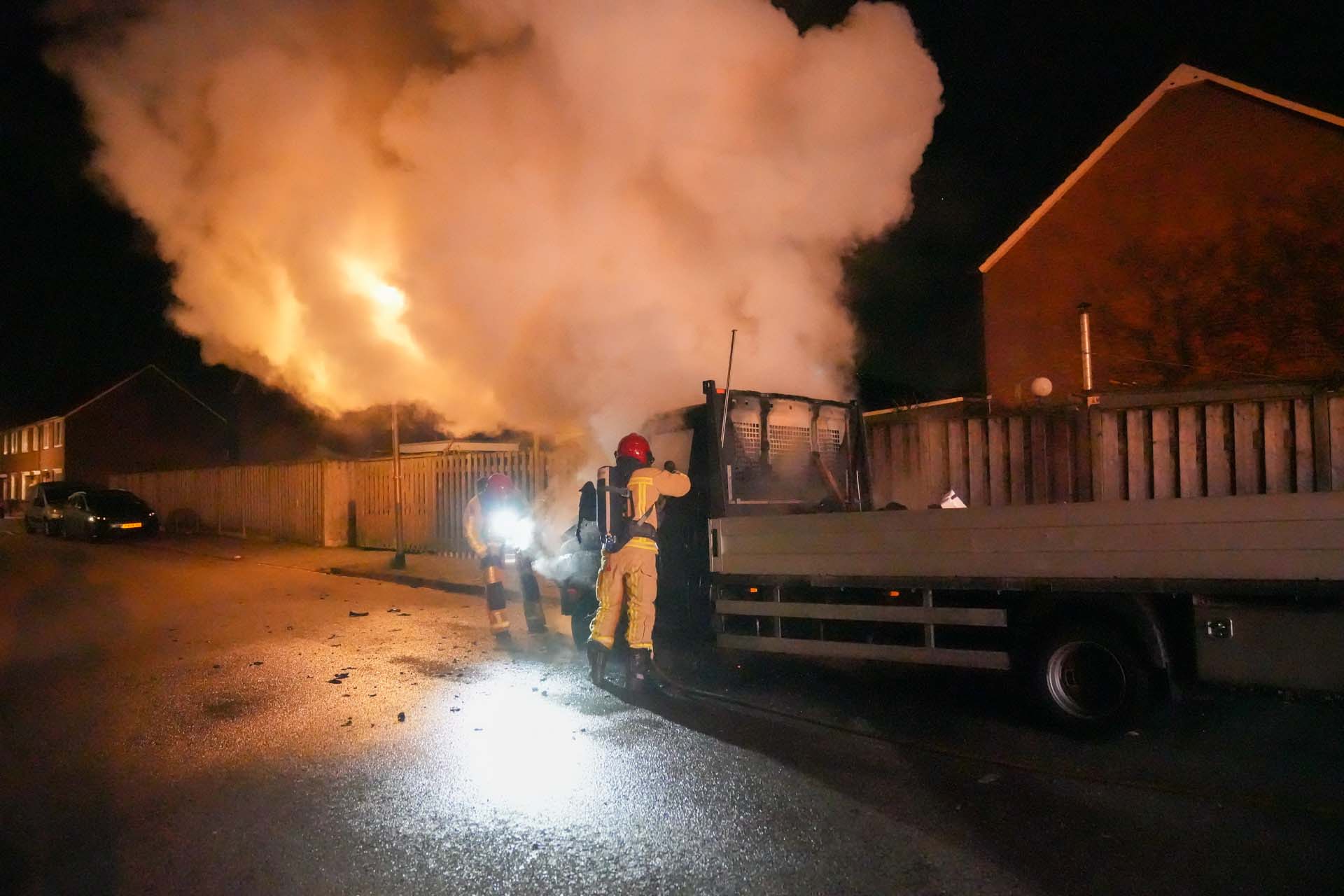 Kleine vrachtwagen door brand verwoest