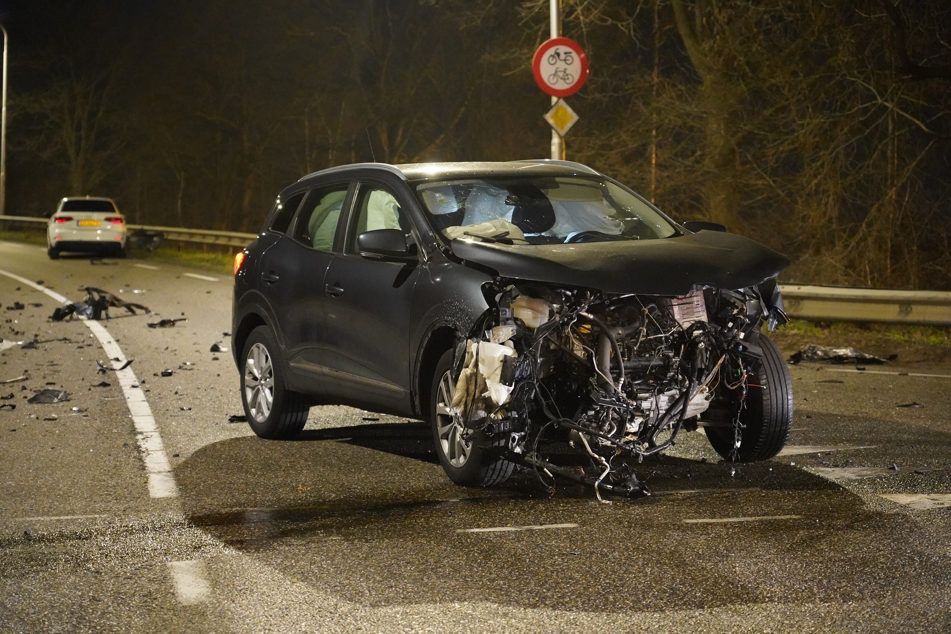 Auto’s raken total loss bij flink ongeluk op splitsing