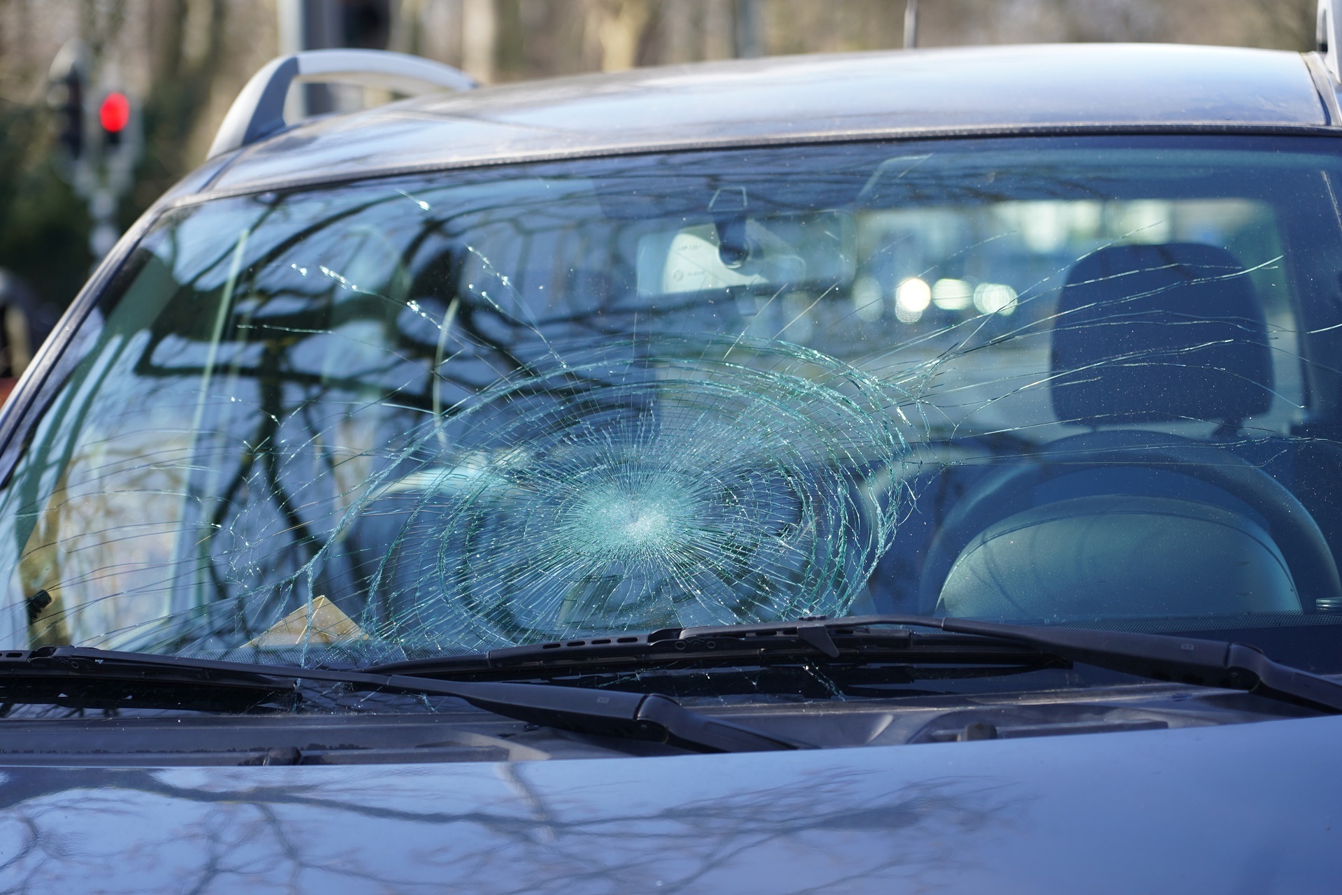 Fietsster komt op voorruit terecht bij aanrijding