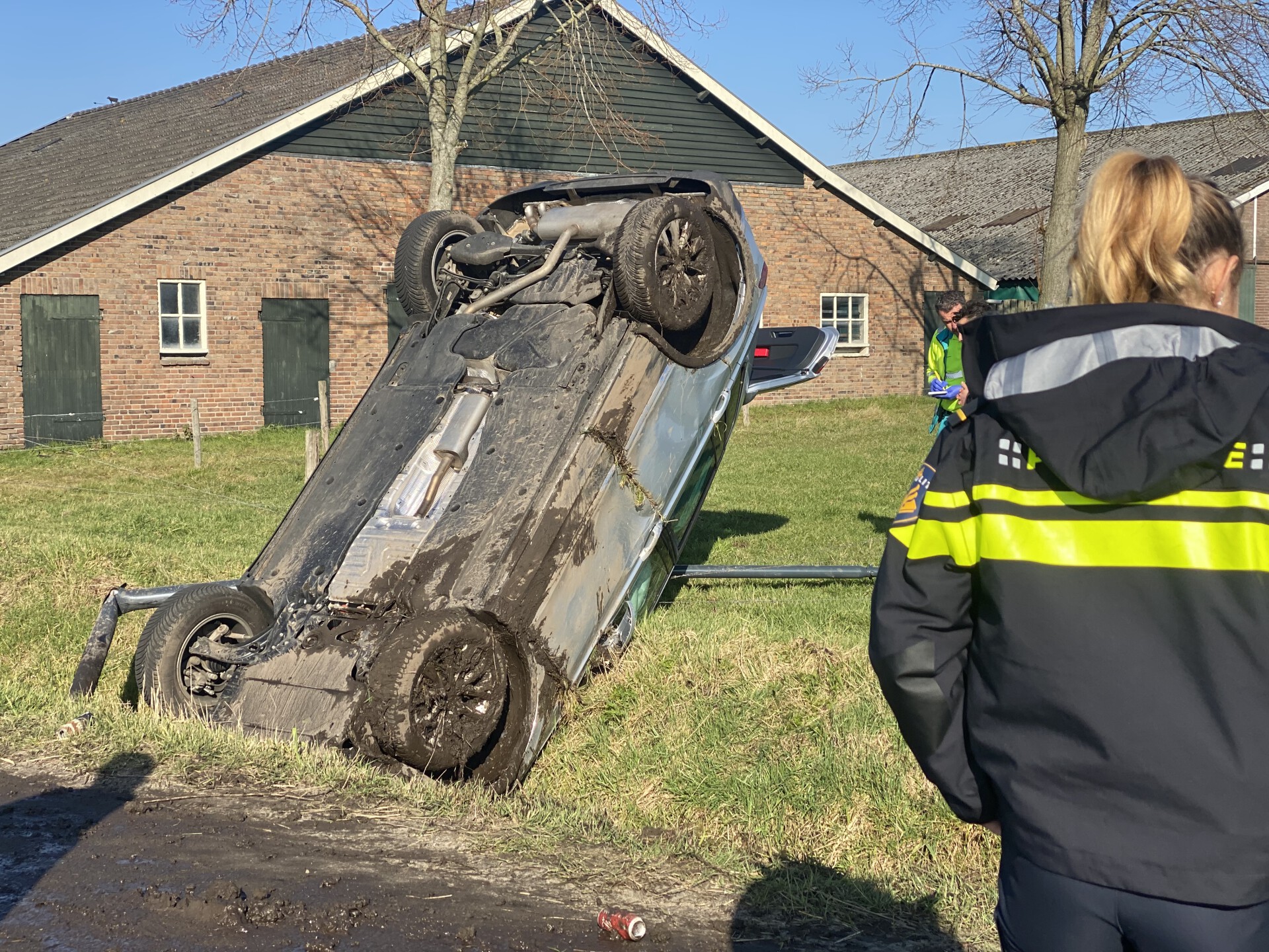 Auto Op De Kop In De Sloot; Bestuurder Aangehouden - 112Brabant