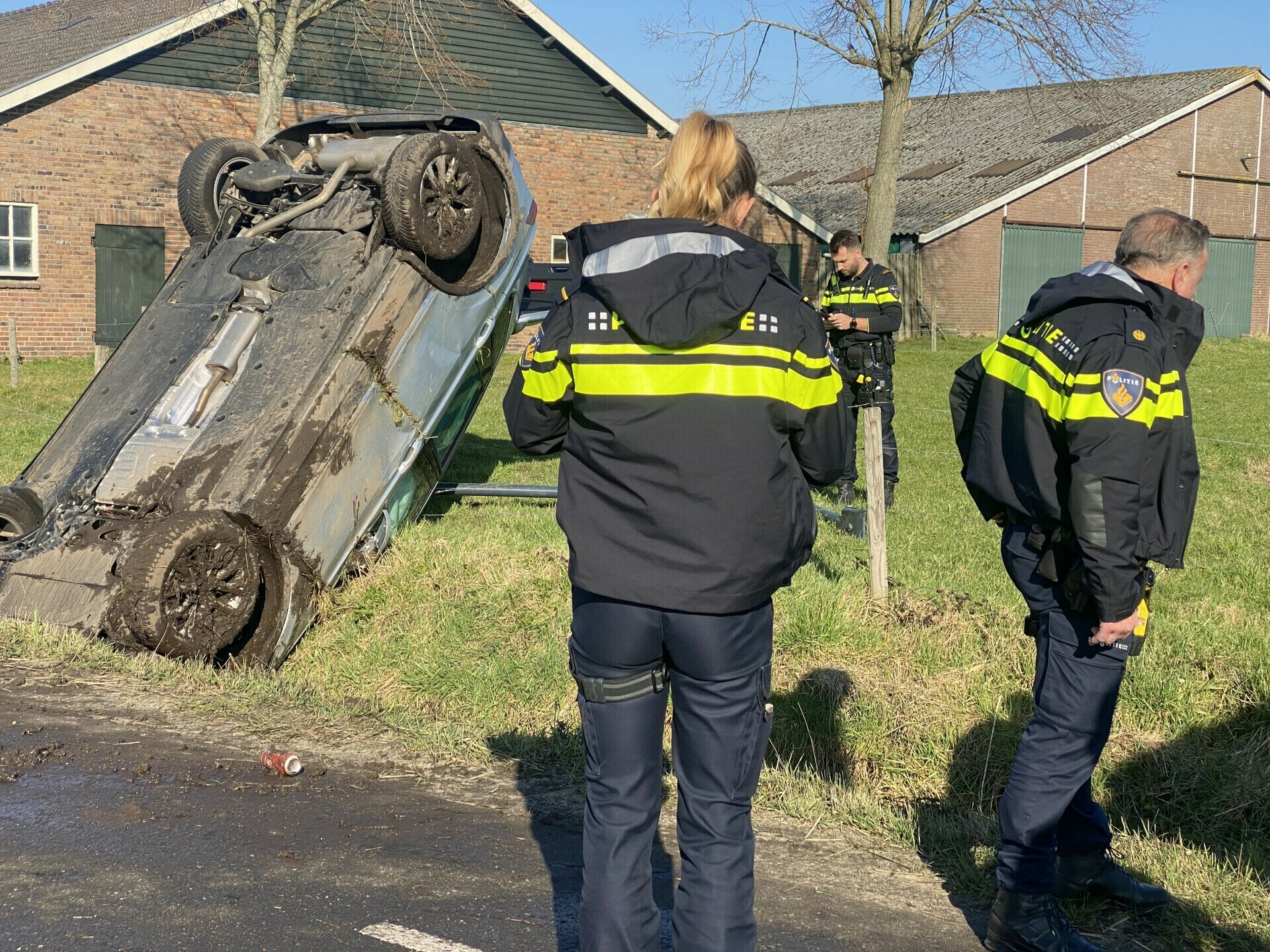 Auto Op De Kop In De Sloot; Bestuurder Aangehouden - 112Brabant