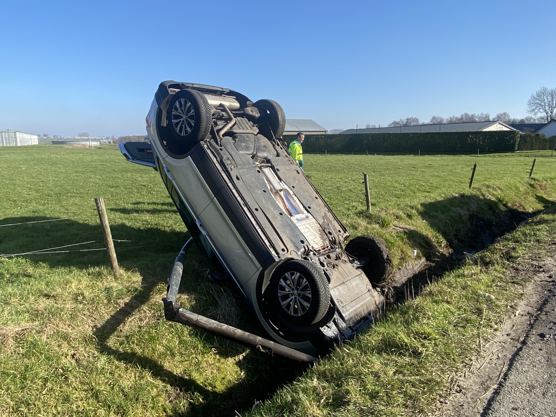 Auto Op De Kop In De Sloot; Bestuurder Aangehouden - 112Brabant