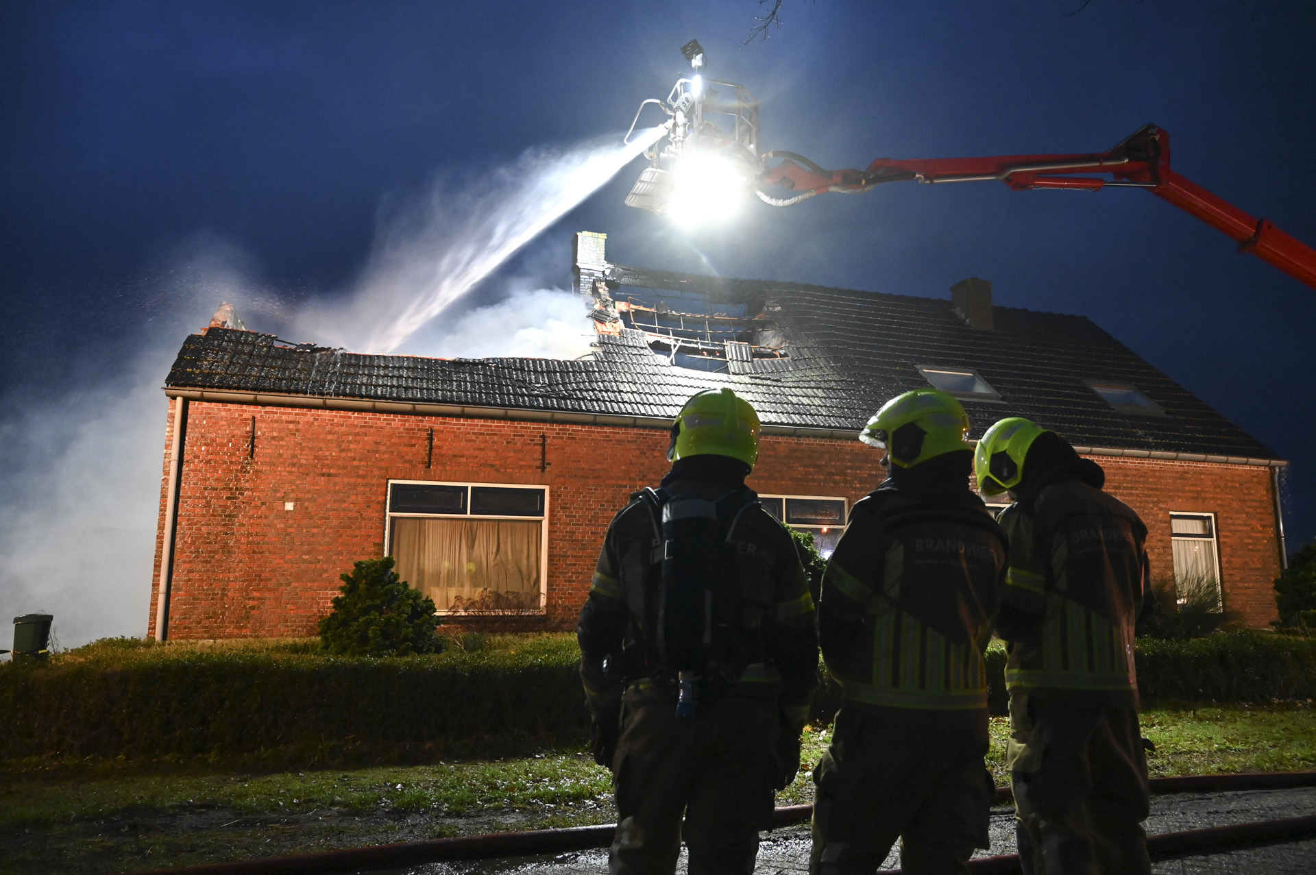Grote uitslaande brand bij Boerderij in Achtmaal