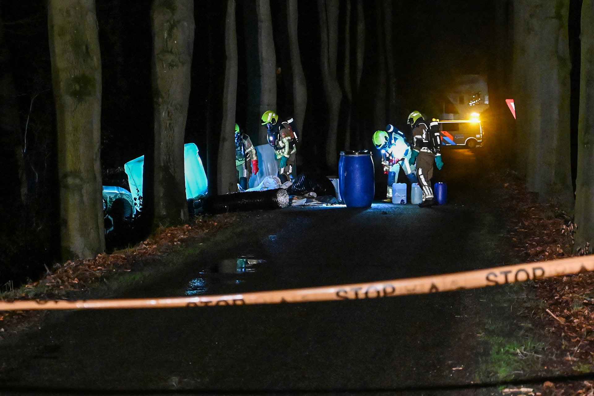 Blauwe vaten gedumpt in buitengebied