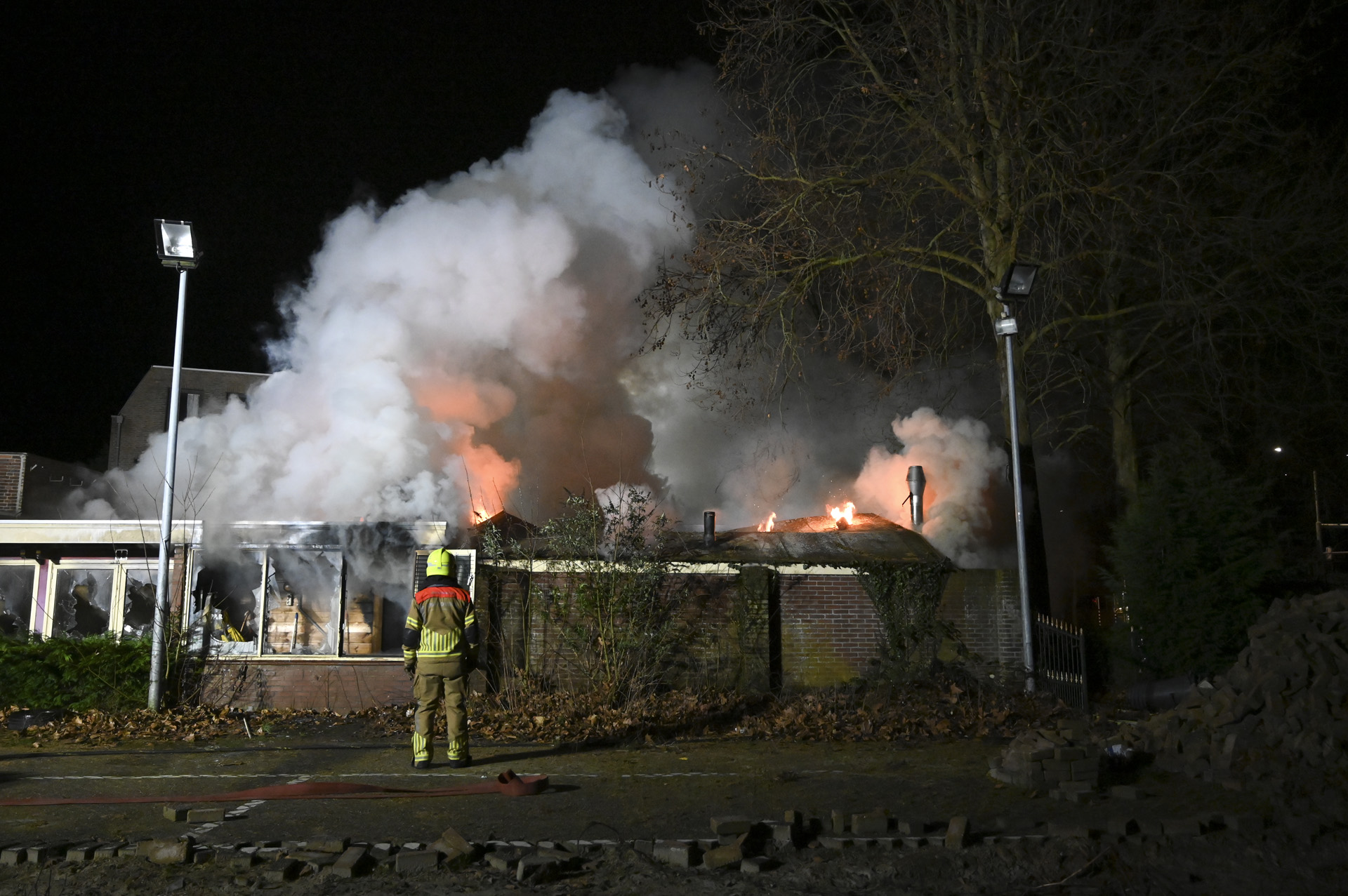 Voormalig cafetaria De Toerist brandt volledig uit
