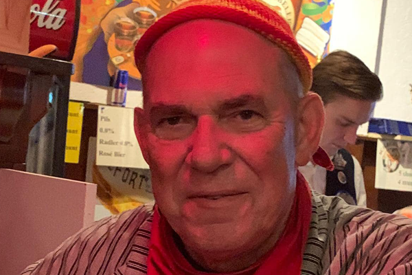 Overleden persoon in feesttent blijkt oud-prins: feest gaat door zoals hij wilde