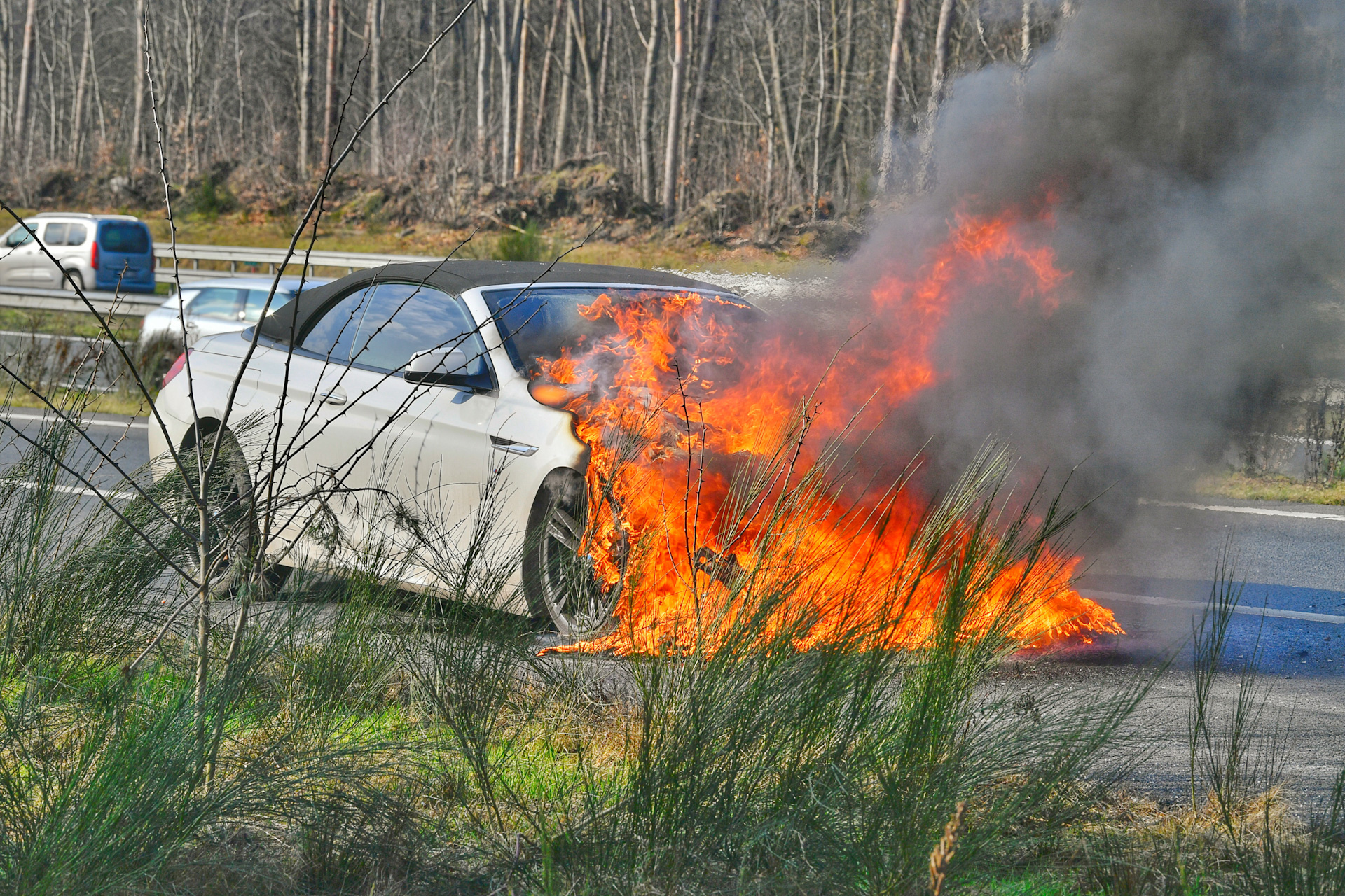Auto brand volledig uit op de A67