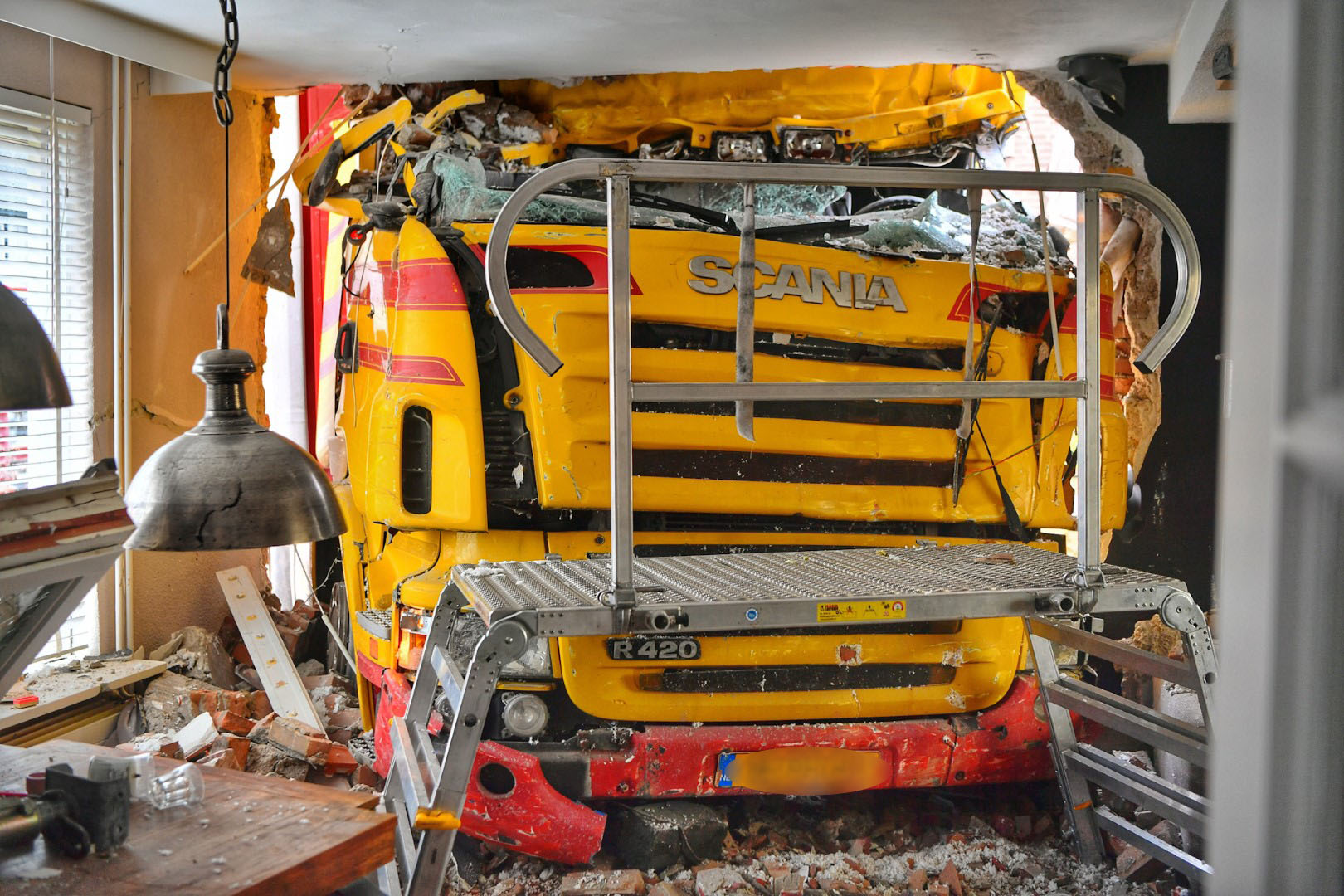 FOTO UPDATE: Truck ramt woning, gewonde chauffeur bevrijd uit cabine