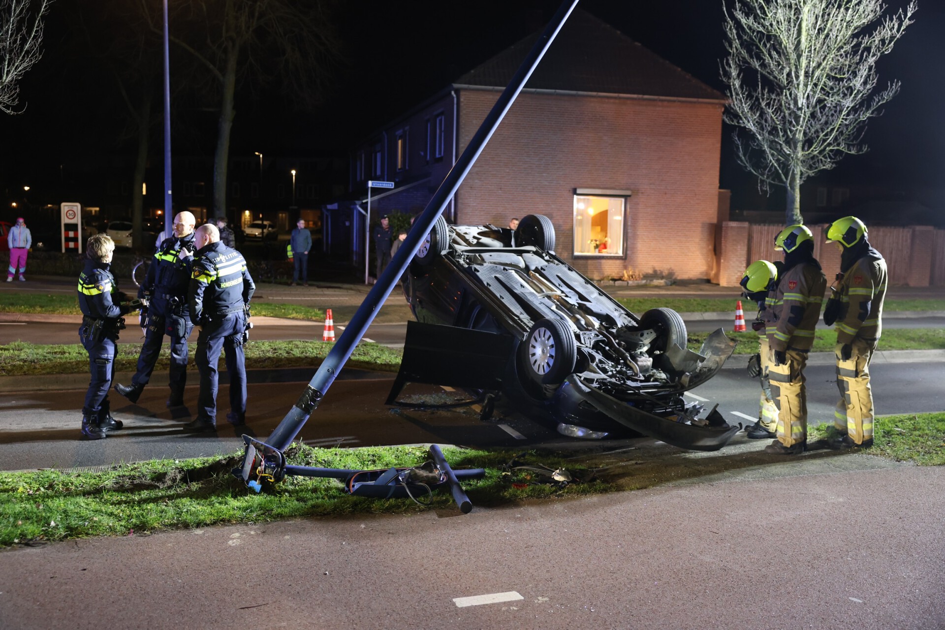 Auto slaat over de kop: bestuurder meegenomen naar politiebureau