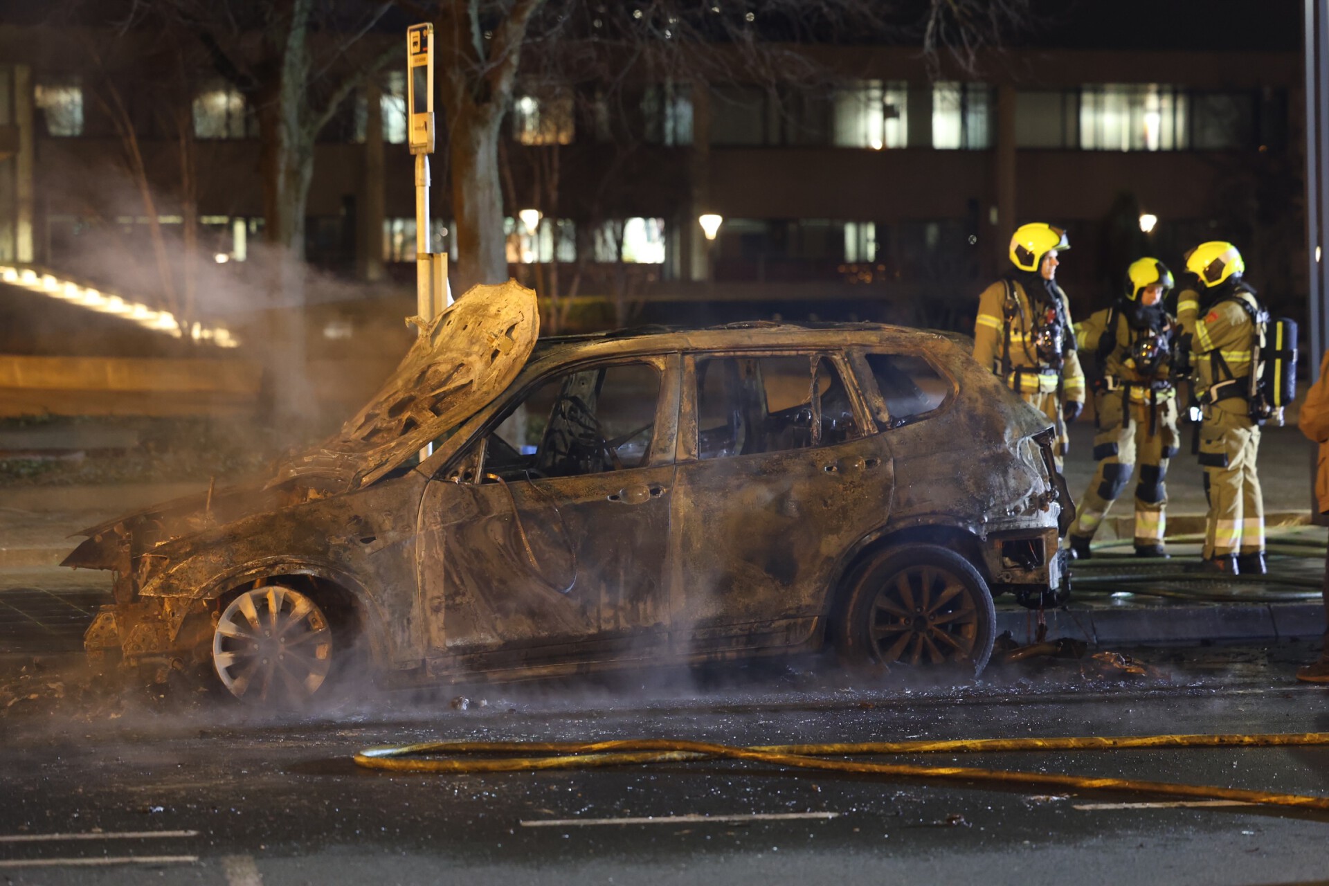 Auto met aanhanger vliegt in brand
