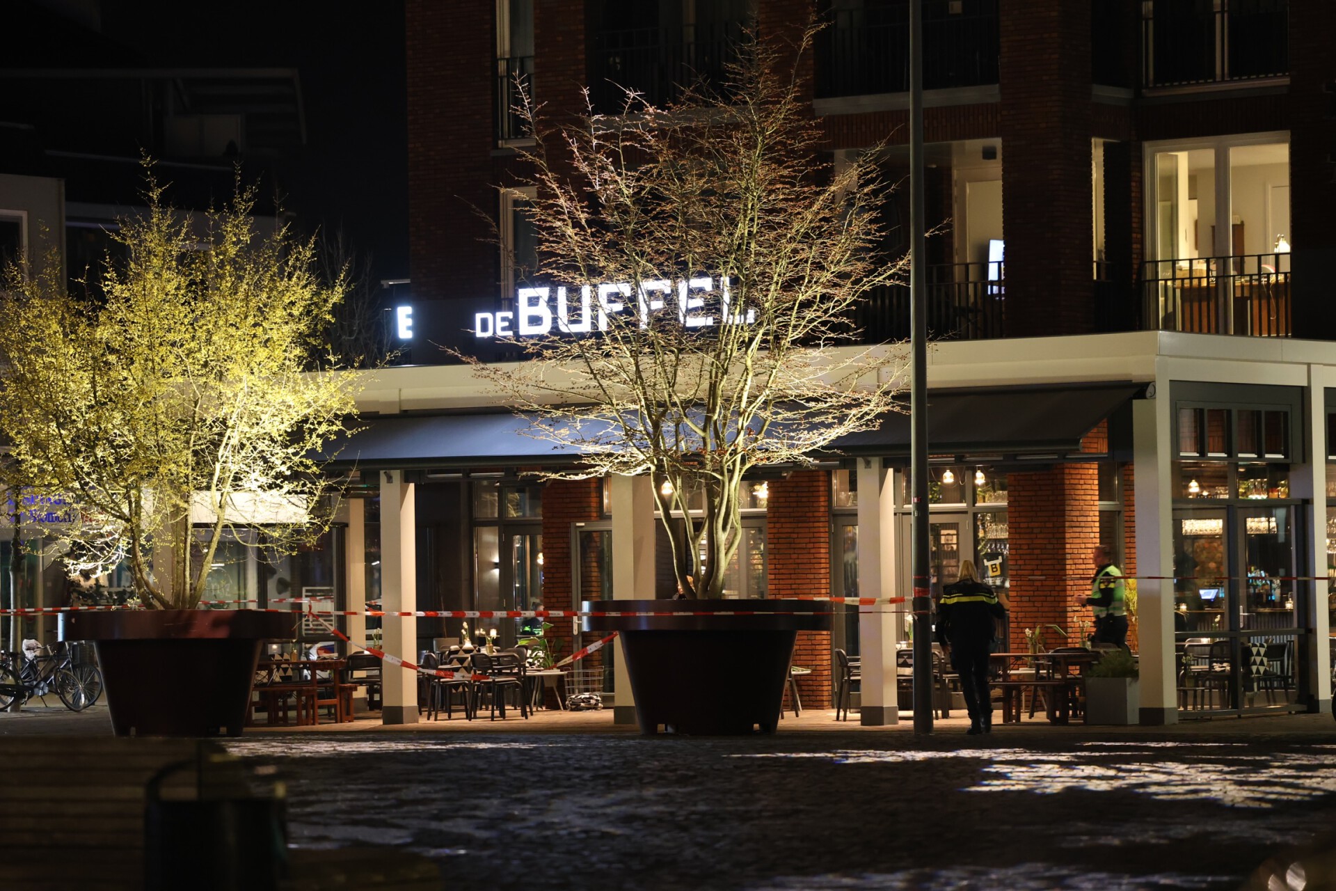 Gasten in restaurant overmeesteren overvaller met vuurwapen