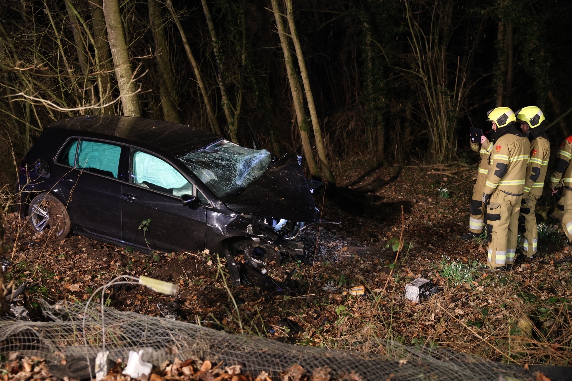 Automobilist klapt tegen boom en raakt bekneld, motorblok meters verderop