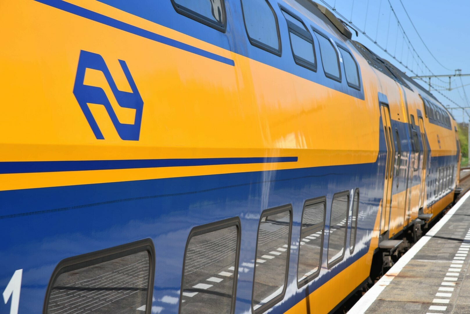 Honderden reizigers geëvacueerd uit gestrande trein na rookmelding