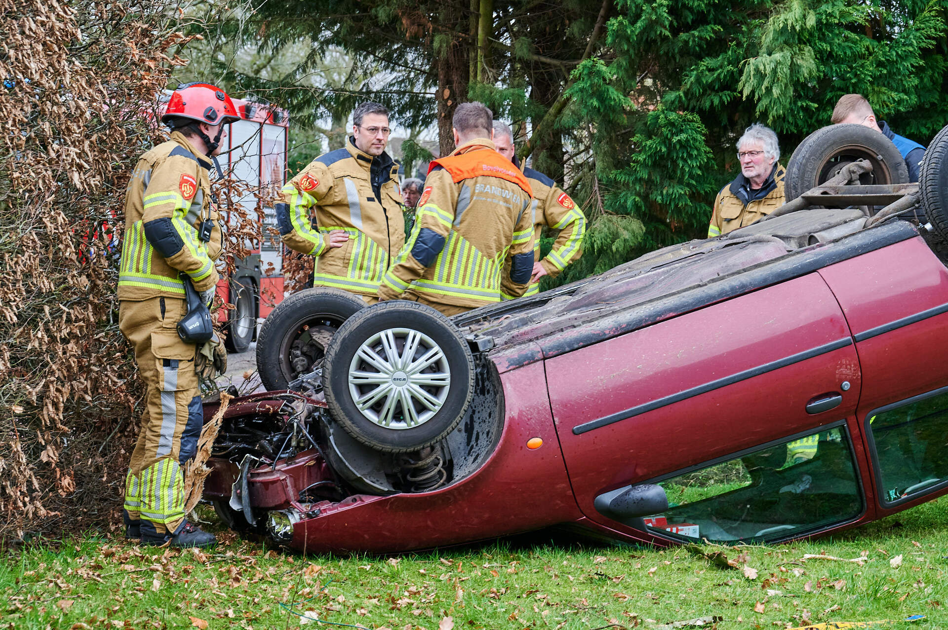 Auto komt over de kop in tuin terecht bij ongeluk