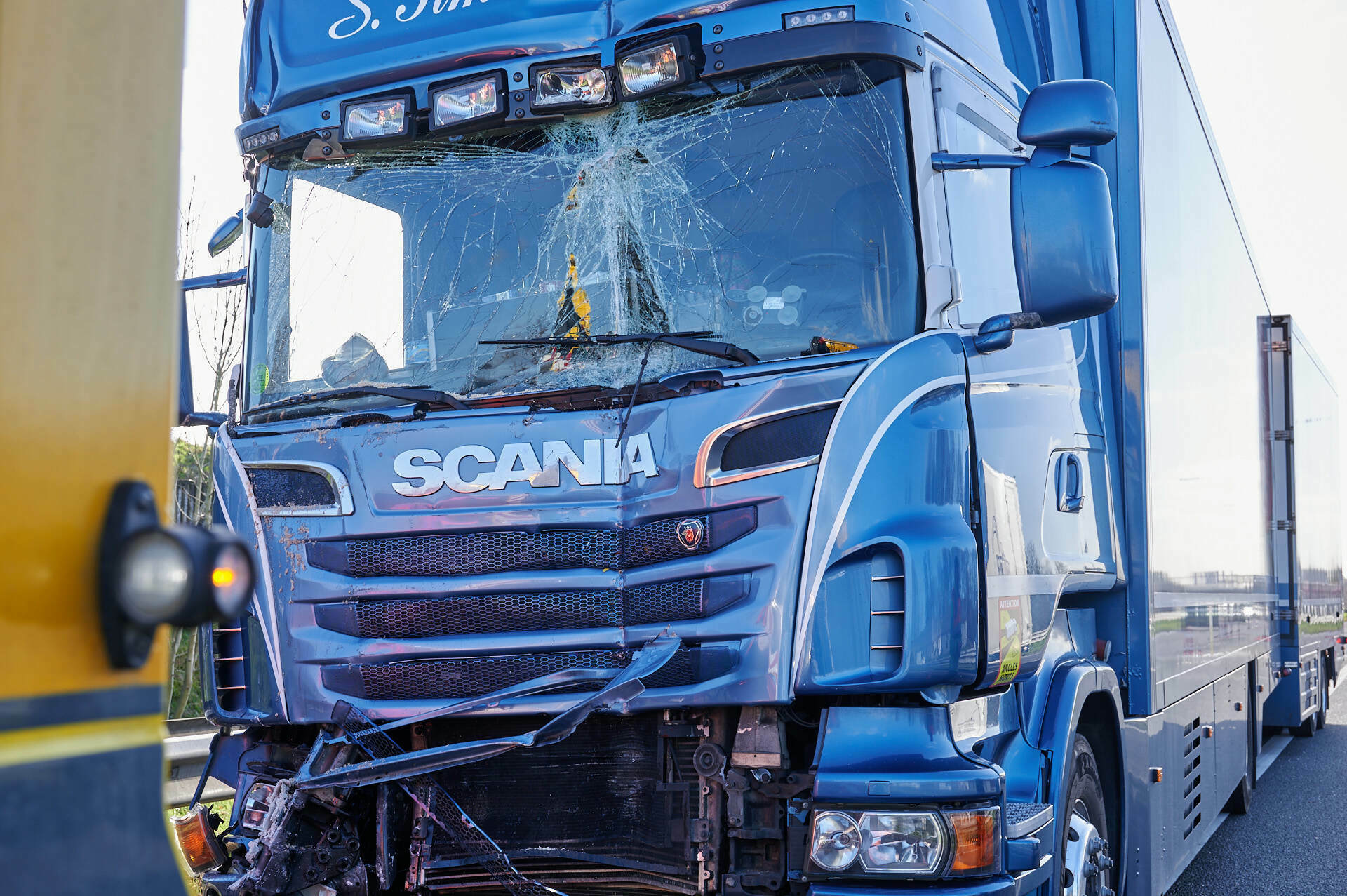 Vrachtwagens botsen, veel vertraging richting Tilburg