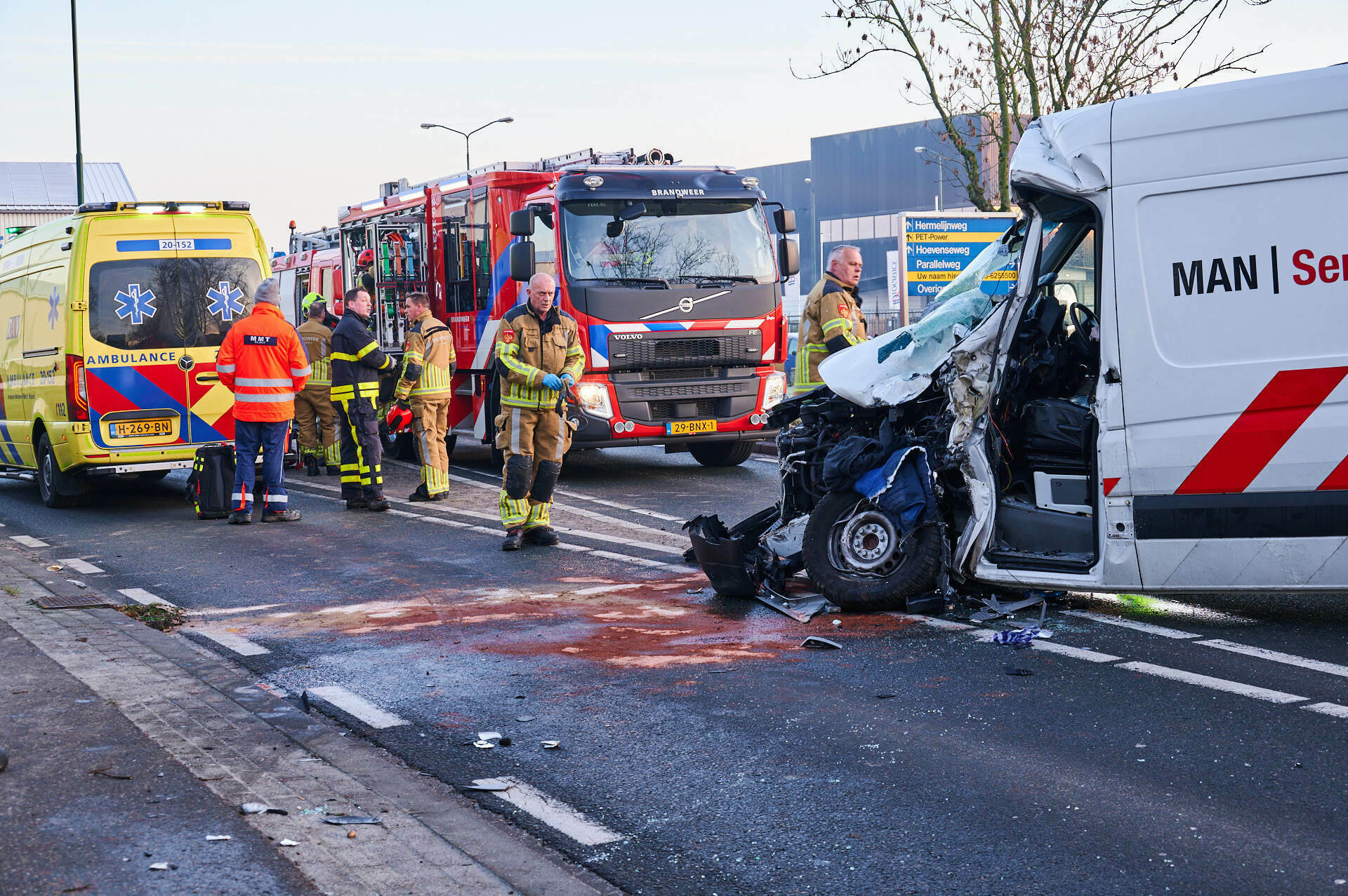 Bestelbus en vrachtwagen botsen: zeker één persoon gewond