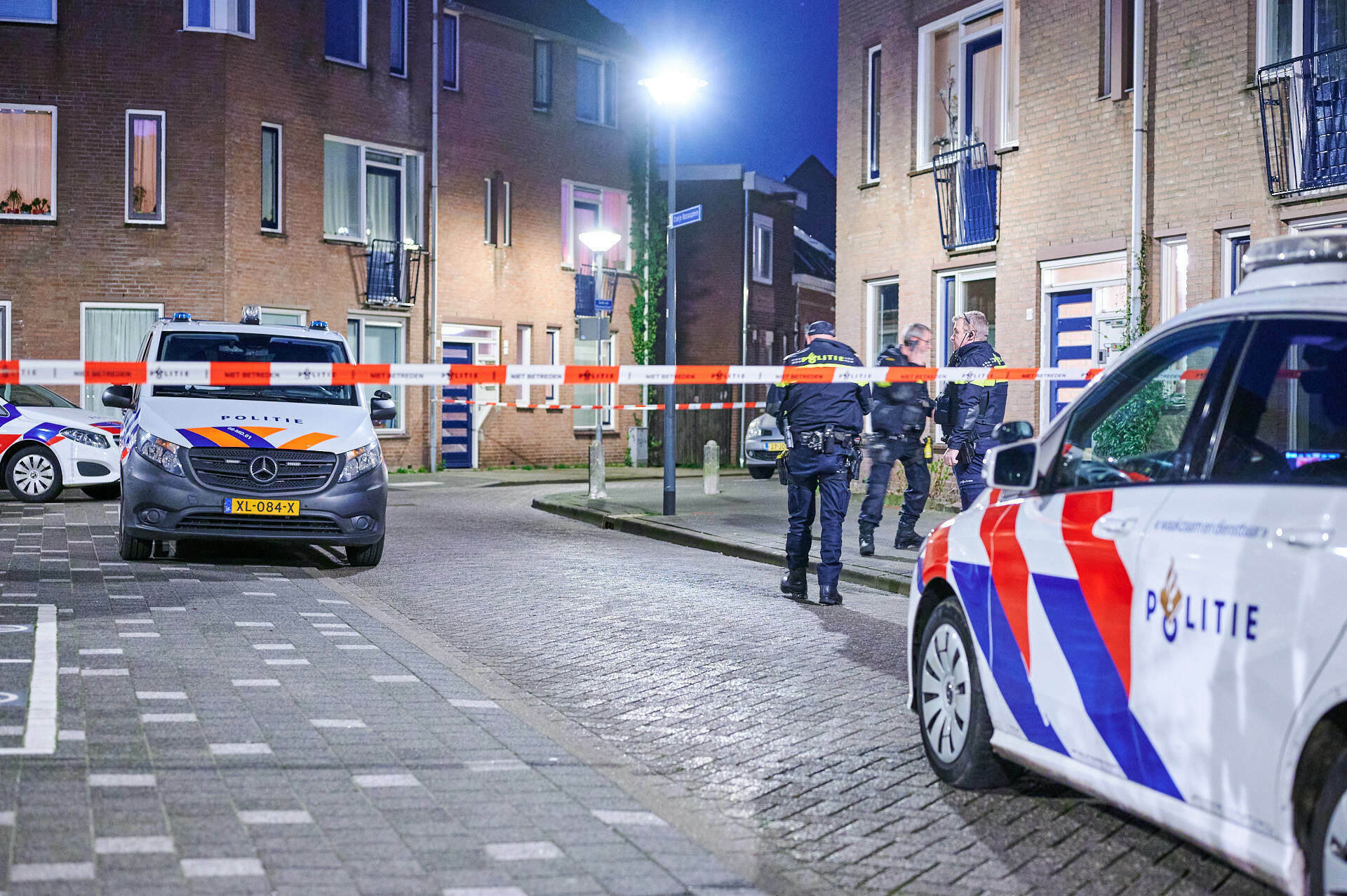 FOTO UPDATE: Pillendrukkerij aangetroffen in woning: politie doet onderzoek