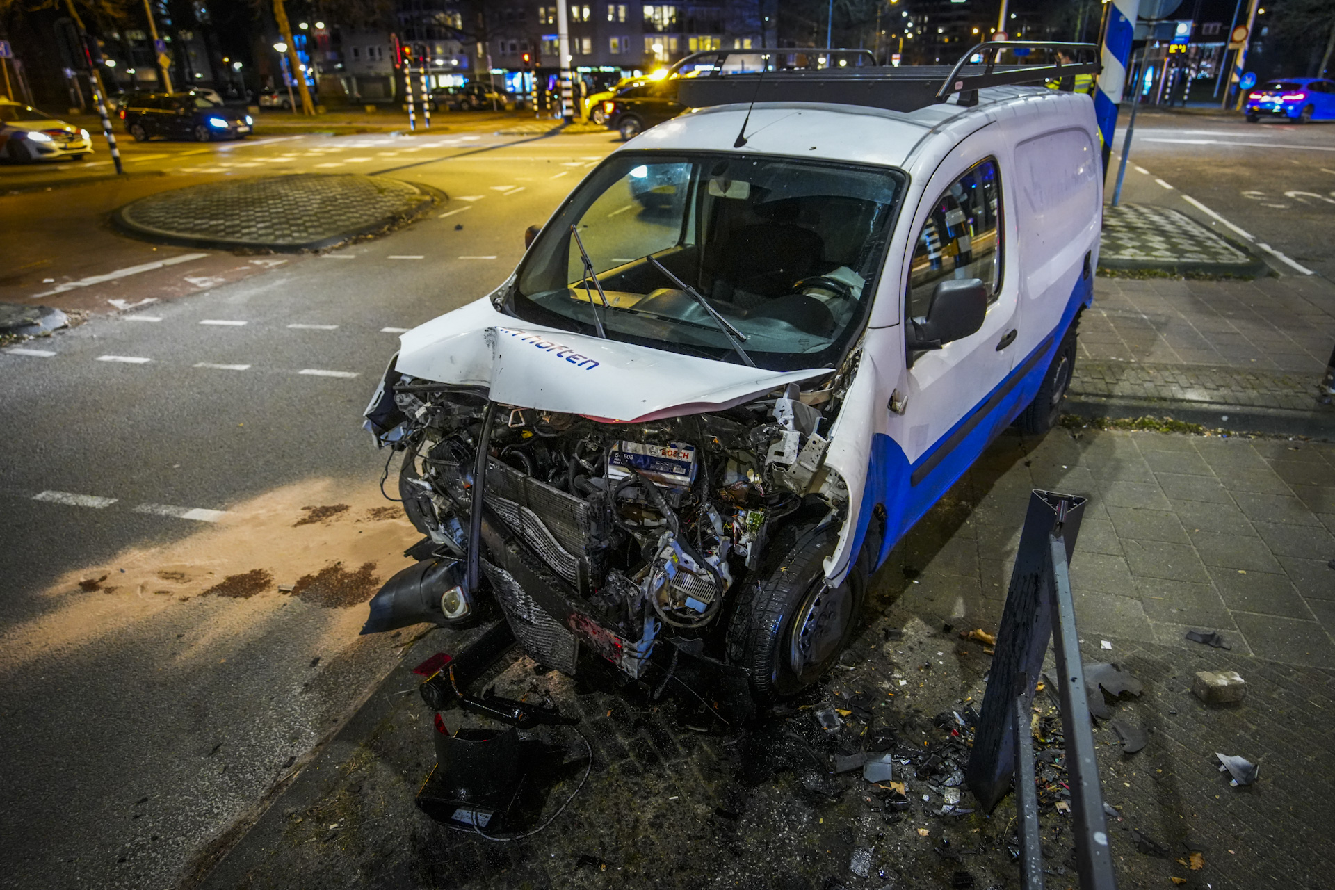 Botsing op kruising eindigt in bushalte Eindhoven