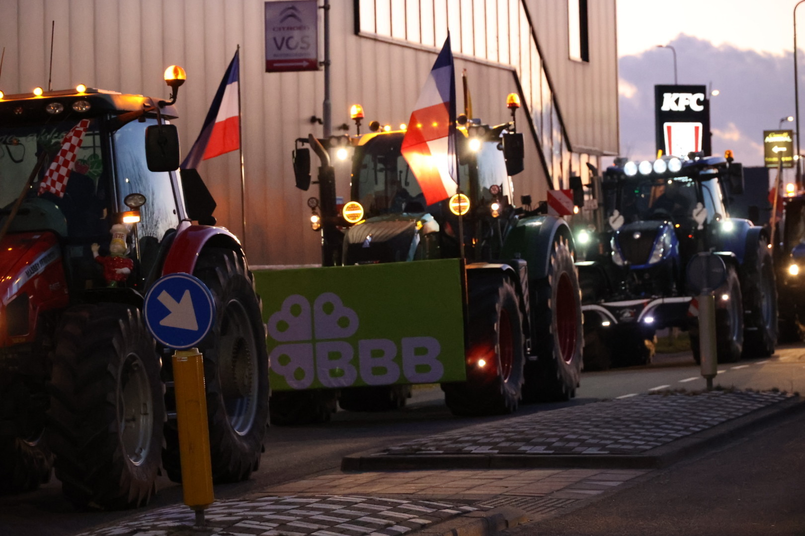 Aanwezigen bij slotdebat mogen nog niet naar buiten vanwege demonstranten