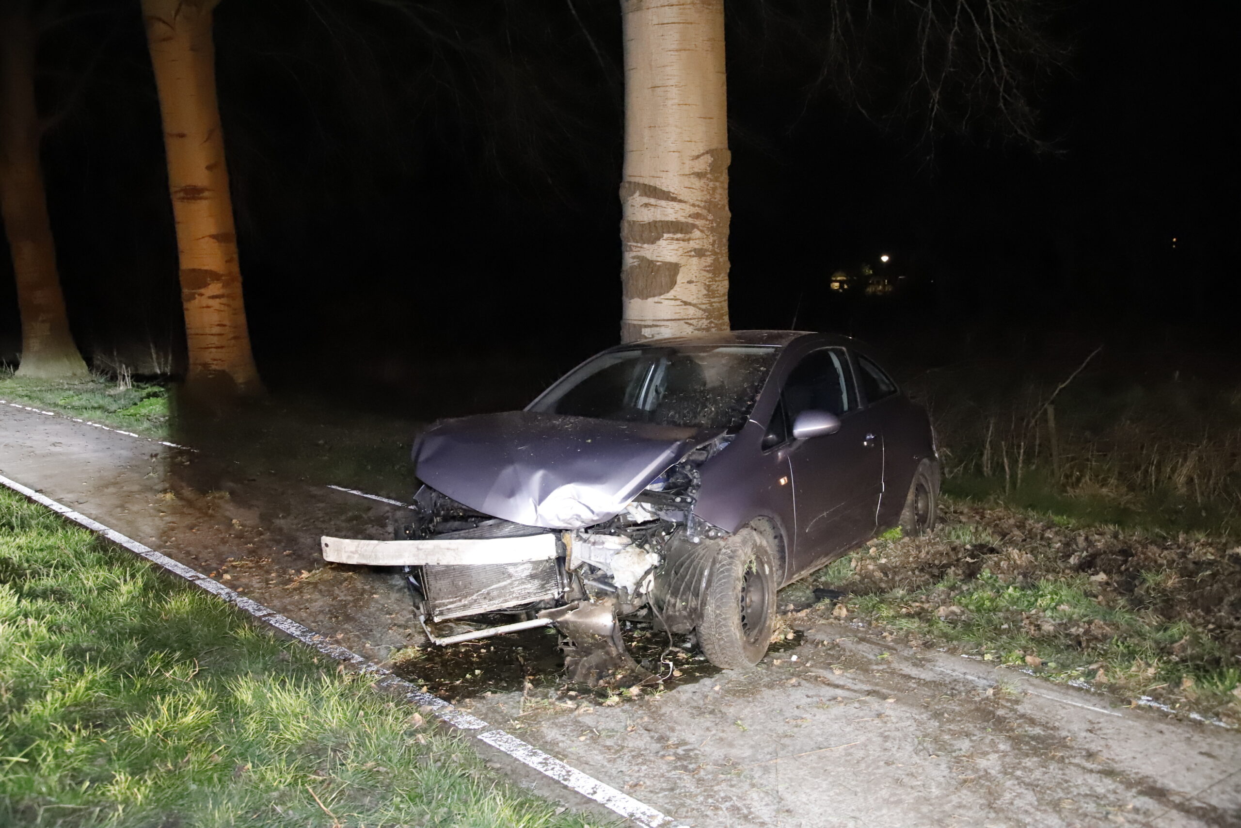 Jonge vrouw gewond na botsing tegen boom
