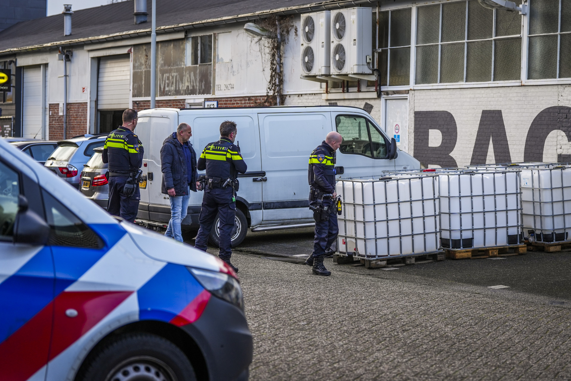 Politie onderzoekt gedumpte vaten op parkeerplaats