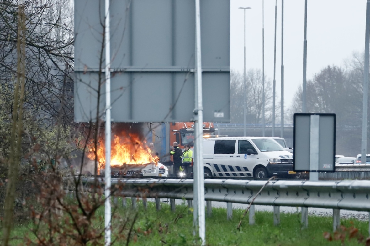 Auto brandt midden op snelweg uit