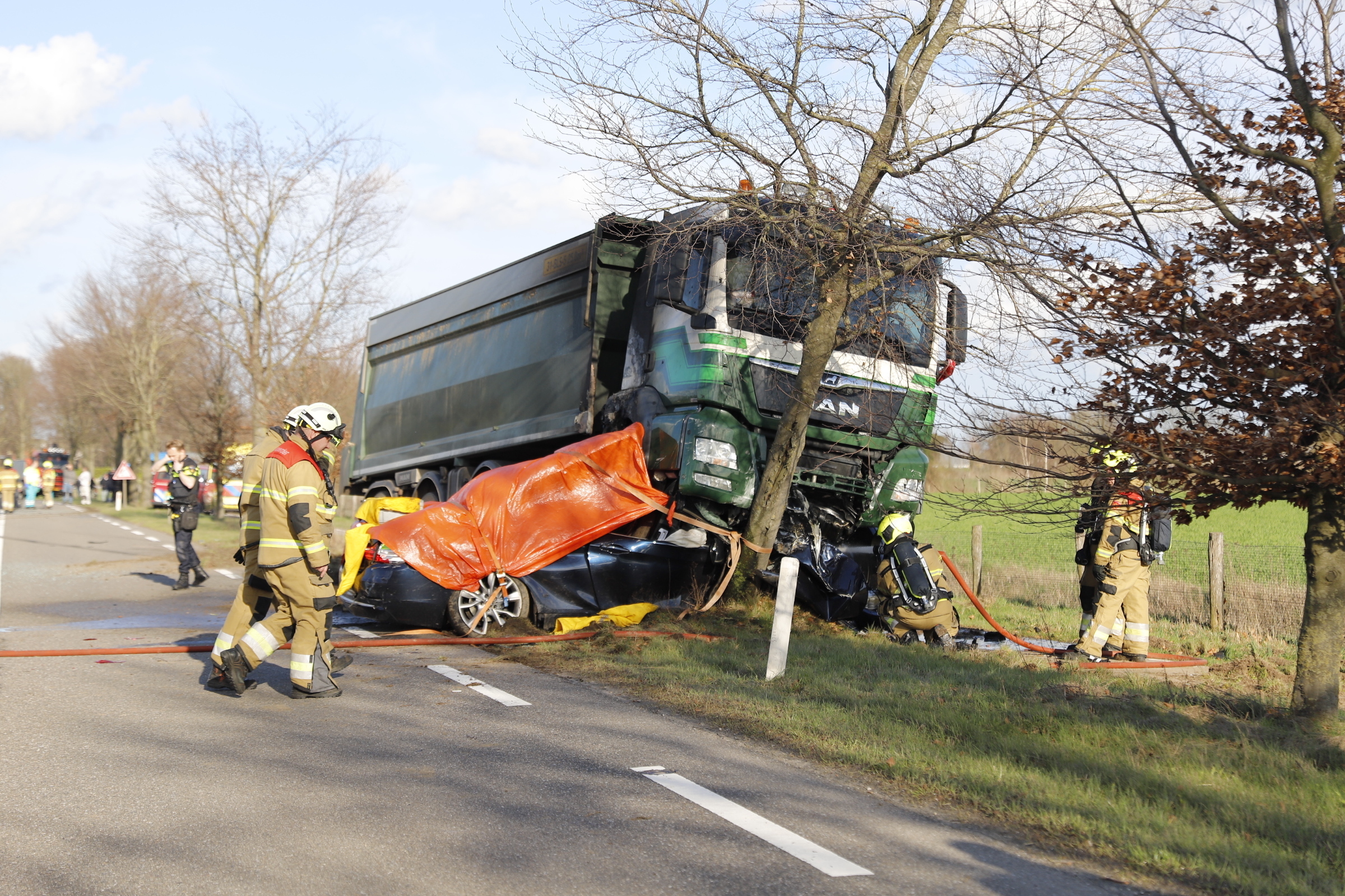 Automobilist (74) overleden nadat auto onder vrachtwagen terecht komt