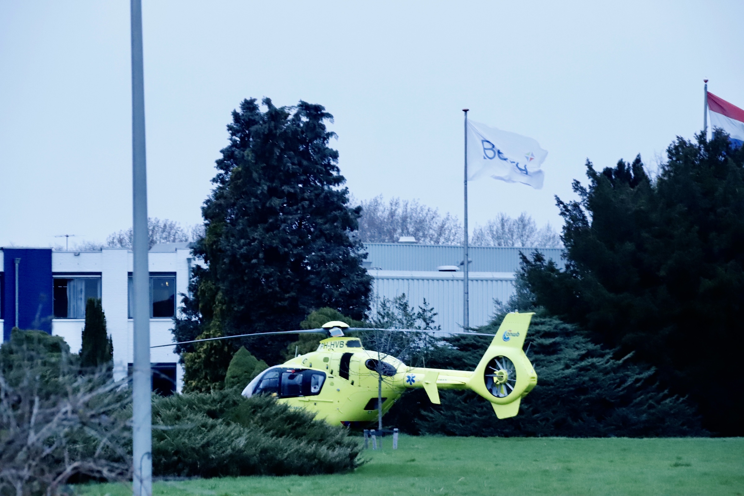 Man komt tijdens werkzaamheden onder stroom te staan