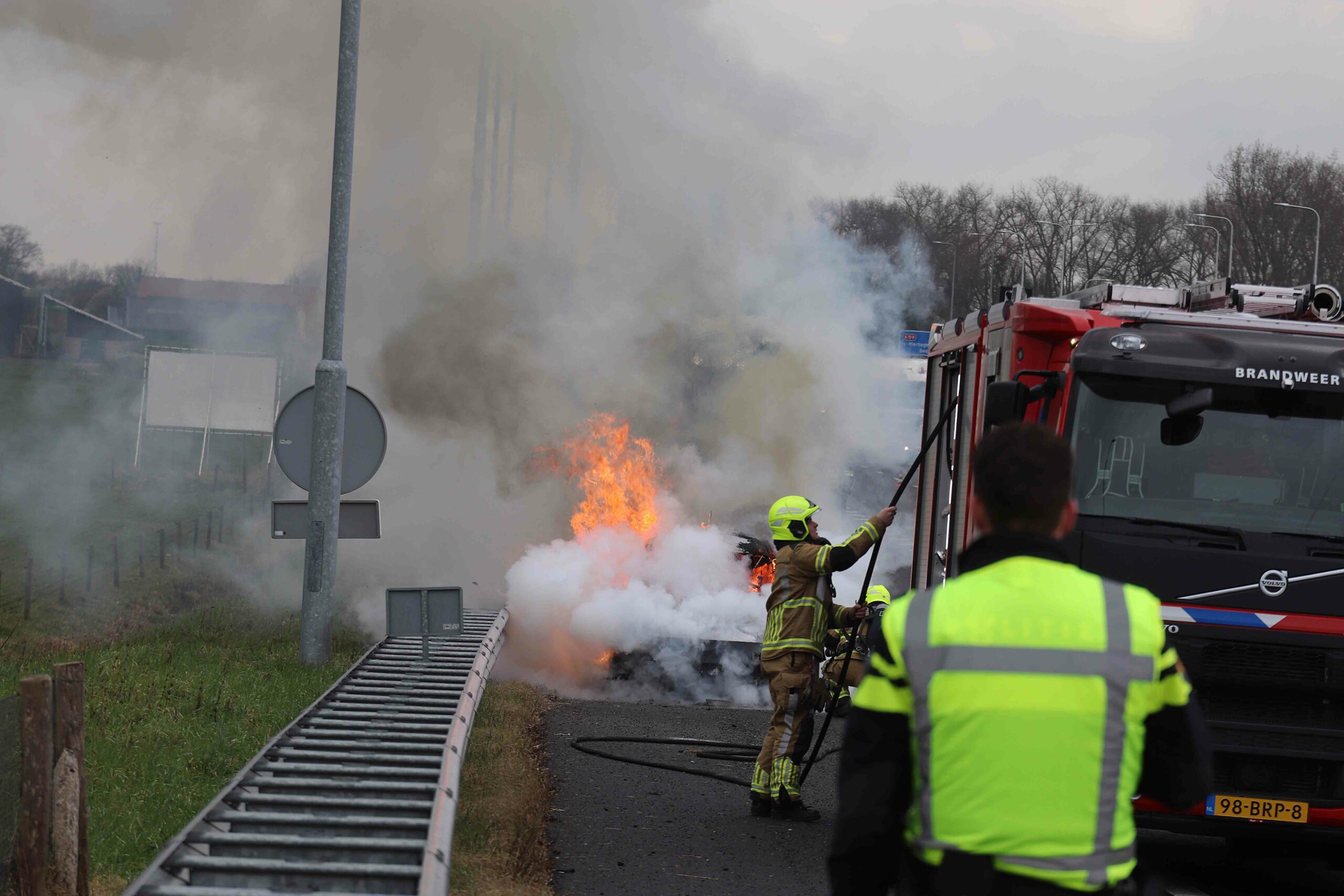 Auto vliegt in brand op A59 tussen Drunen en Waalwijk