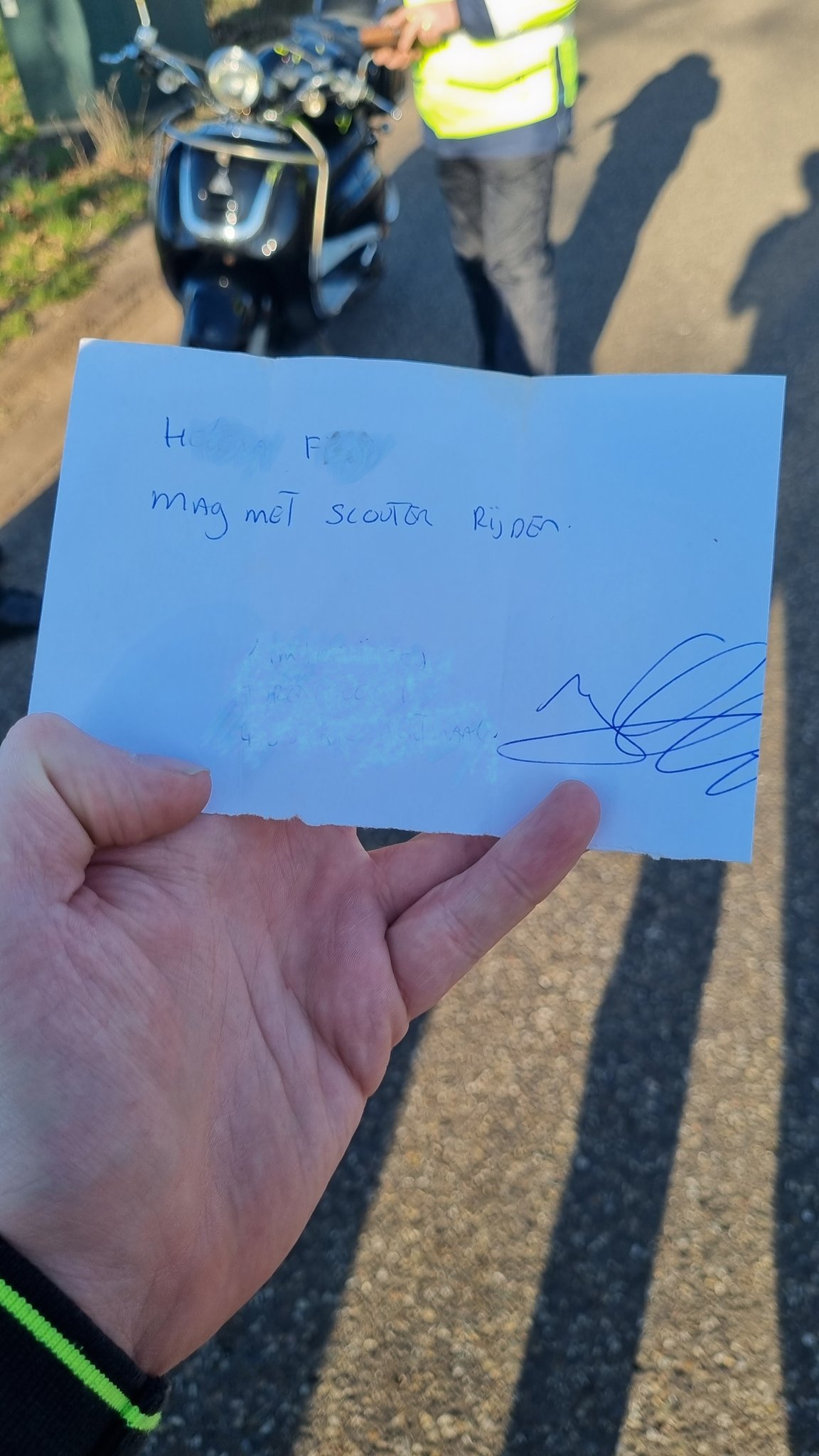 Scooterbestuurder overhandigt politie bijzonder ‘rijbewijs’ tijdens controle